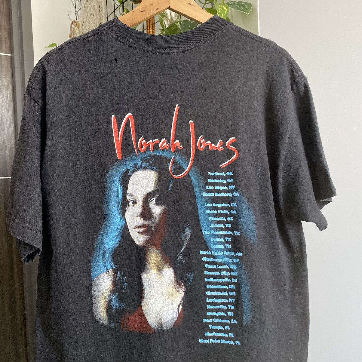Band Tees Vintage Y2K Norah Jones Singer Tour ERD GRUNGE THRASHED TEE Size US L / EU 52-54 / 3 - 7 Thumbnail