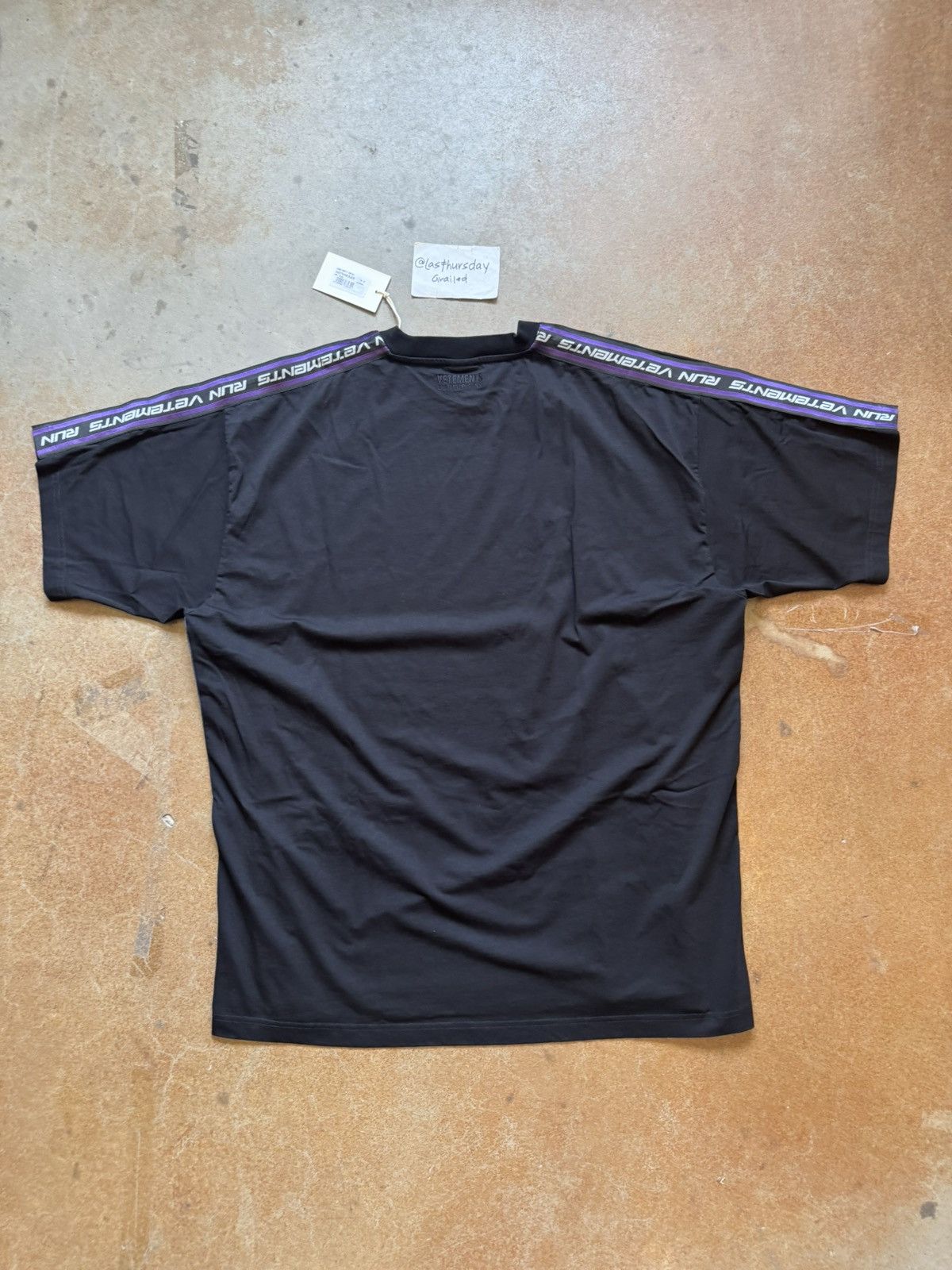 VTMNTS × Vetements Vetements Logo Tape Tee Black/Purple Medium Size US M / EU 48-50 / 2 - 3 Thumbnail