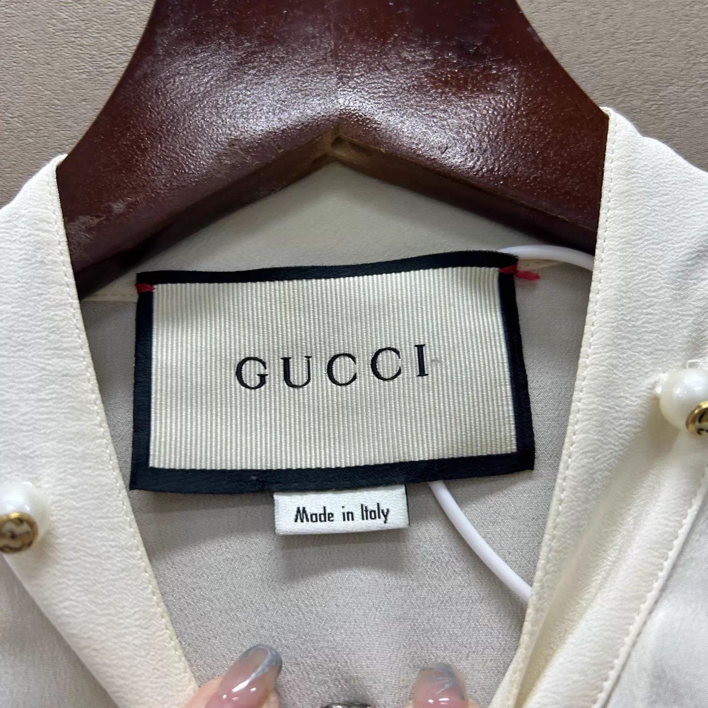 Gucci Gucci Ivory Silk Shirt with Pearl Buttons Size 40 Size S / US 4 / IT 40 - 3 Thumbnail