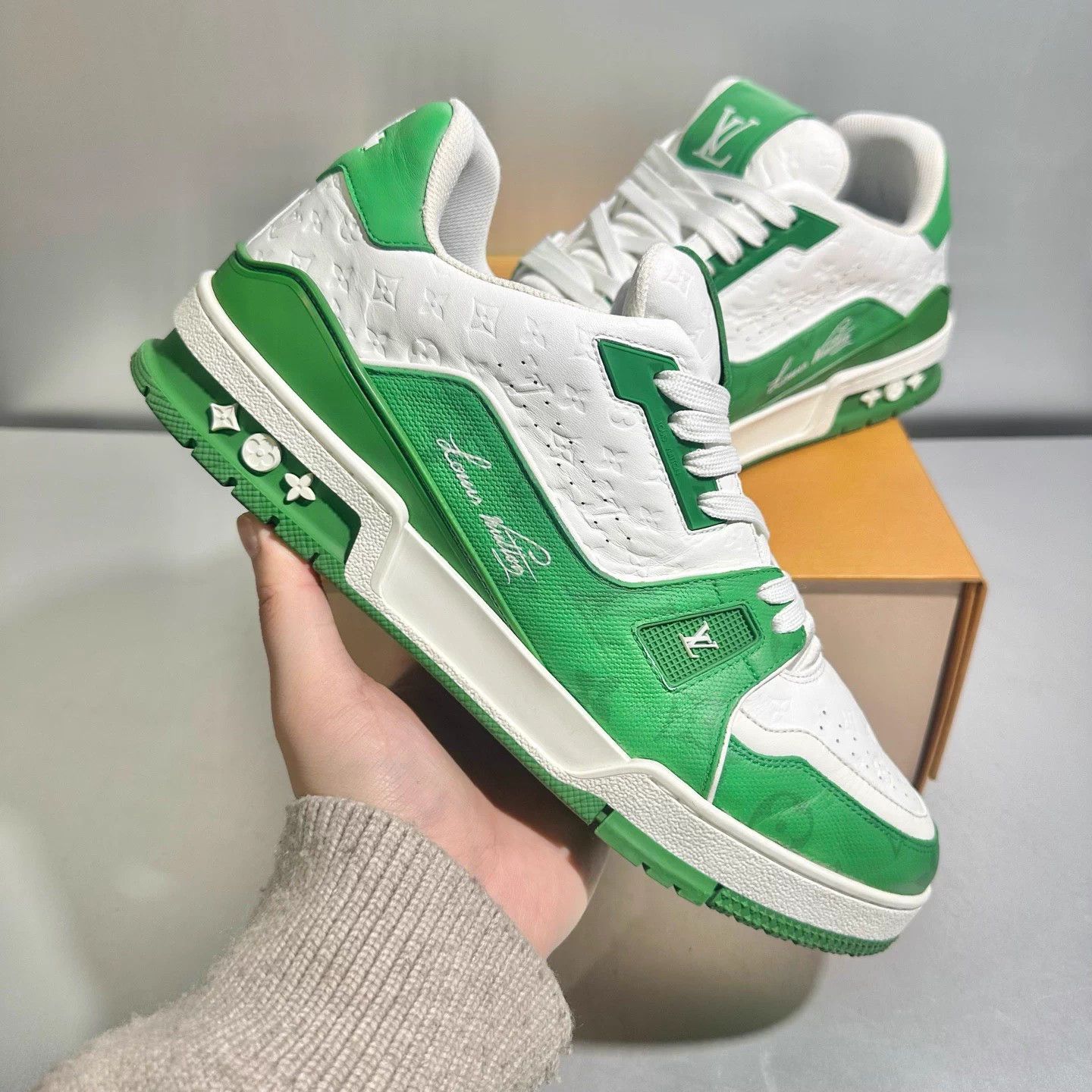 Louis Vuitton Louis Vuitton Trainer White/Green Embossed Print 9/43 Mint Size US 9 / EU 42 - 9 Thumbnail