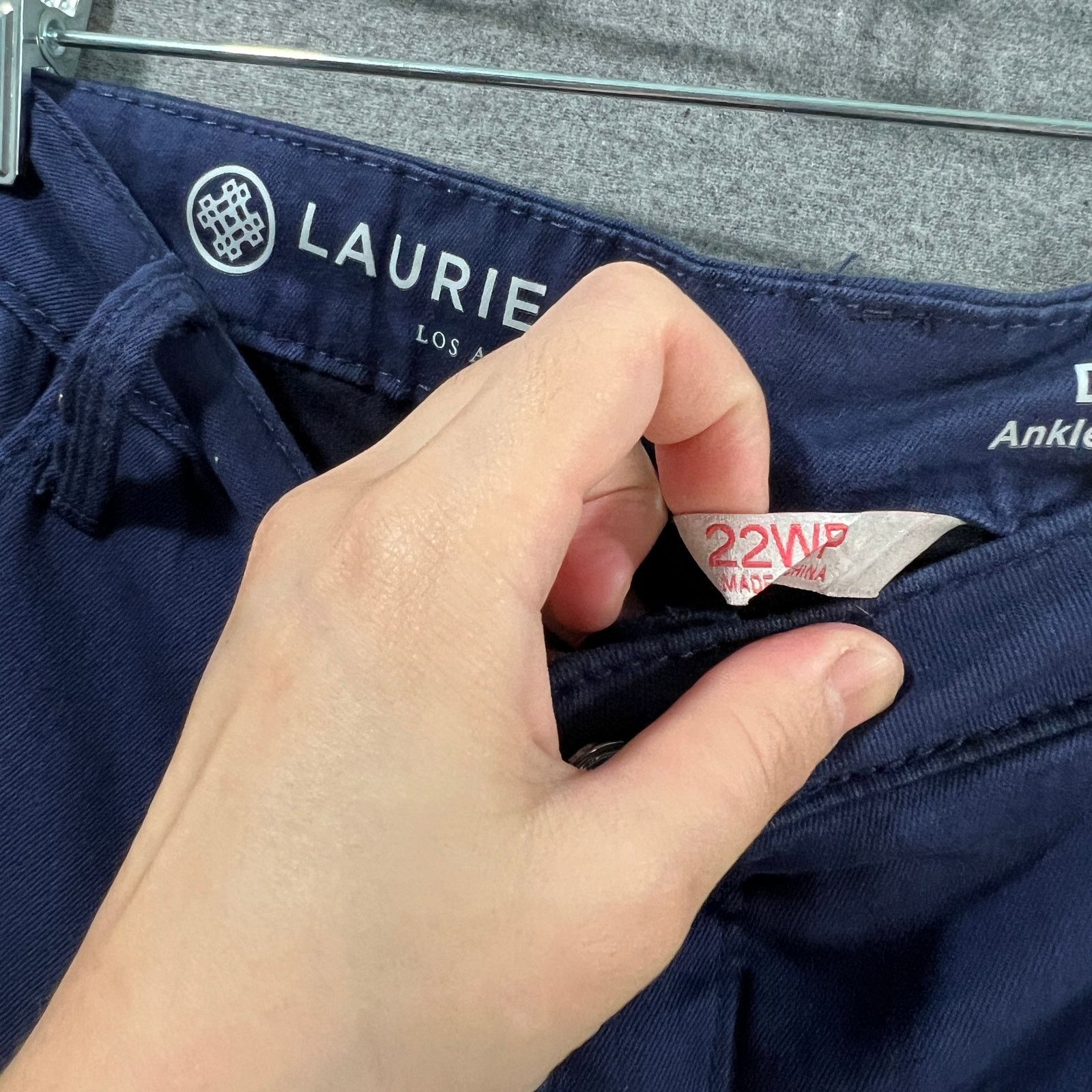 Other Laurie Felt Petite Daisy Floral Embroidered Ankle Jeans Navy Size 36" / US 14 / IT 50 - 4 Thumbnail