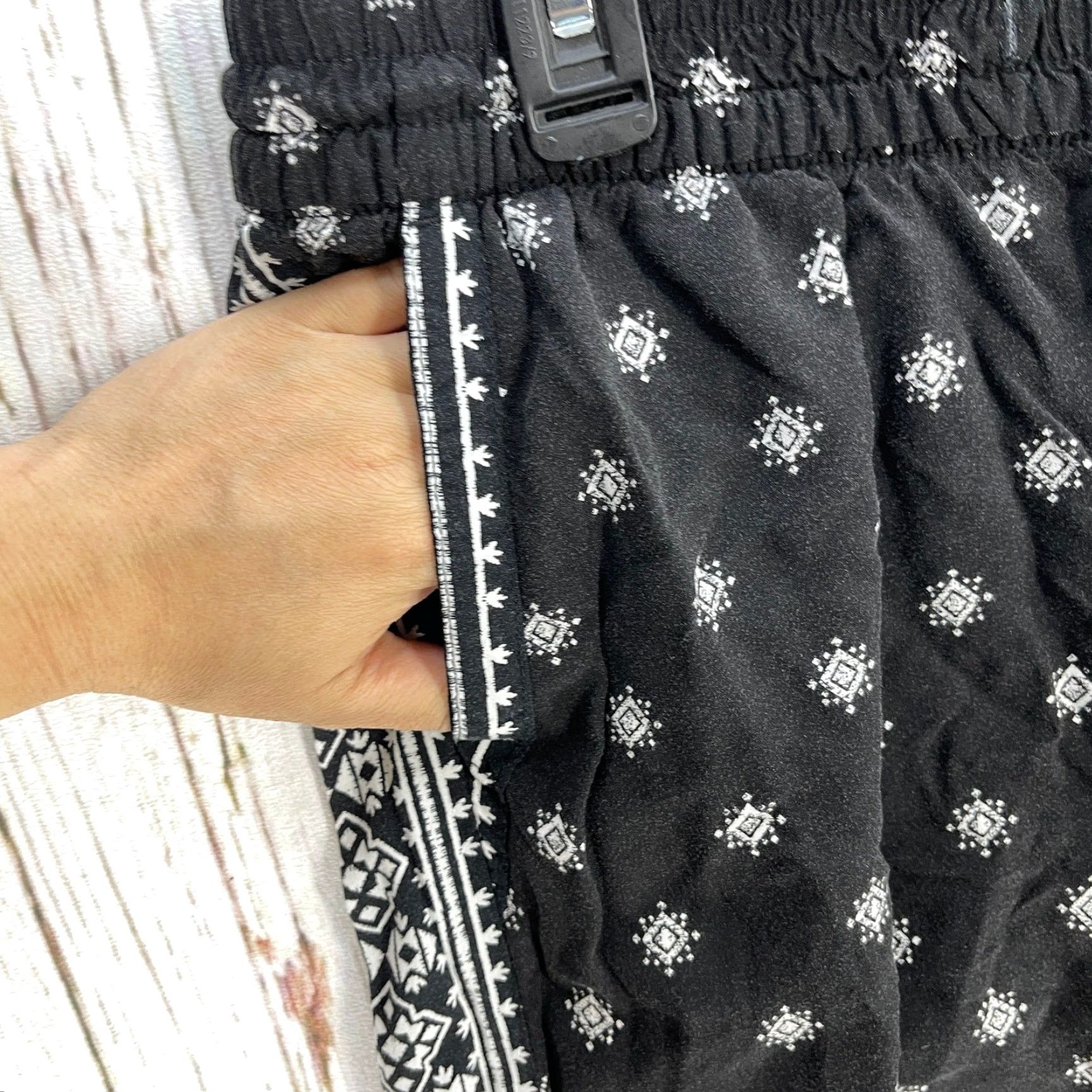 Old Navy Old Navy Ankle Pants Women M Black White All Over Print Boho Hippie Prairie Geometric Vintage No Size 24" / US 00 / IT 34 - 4 Thumbnail