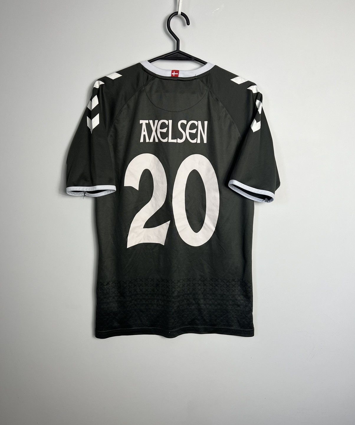 Hummel Hummel Denmark 2016/2016 Soccer Jersey rare Size US M / EU 48-50 / 2 - 2 Thumbnail