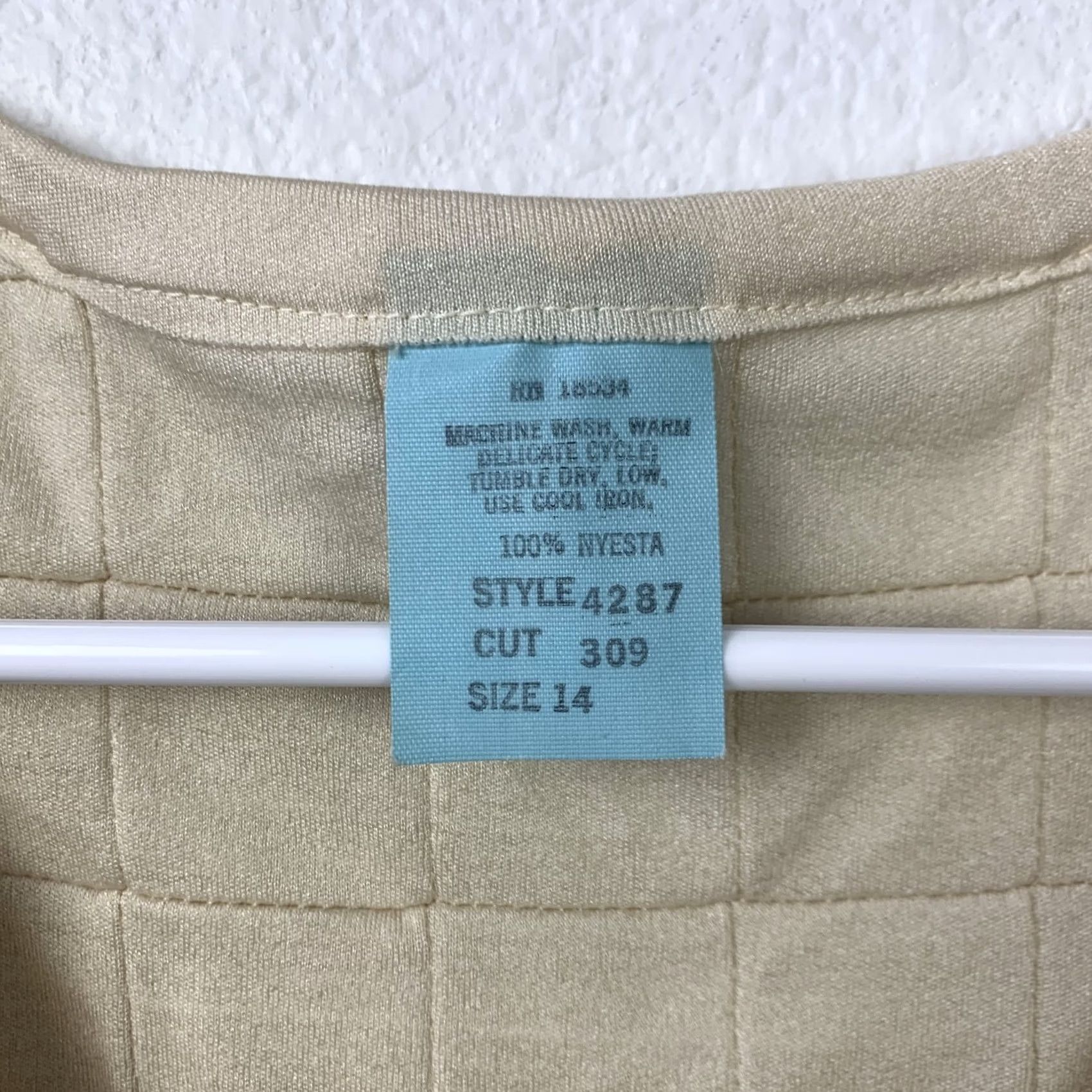Vintage VINTAGE Nyesta Cream Quilted Textured Grid Mod V-Neck Sheath Dress 14 Size XL / US 12-14 / IT 48-50 - 4 Thumbnail