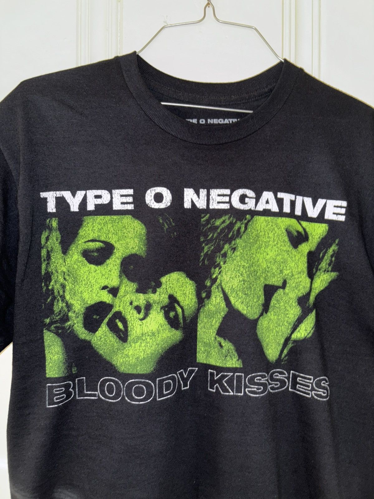 Band Tees Rare licenced Bloody Kisses Type o negative merch shirt Size US M / EU 48-50 / 2 - 2 Thumbnail