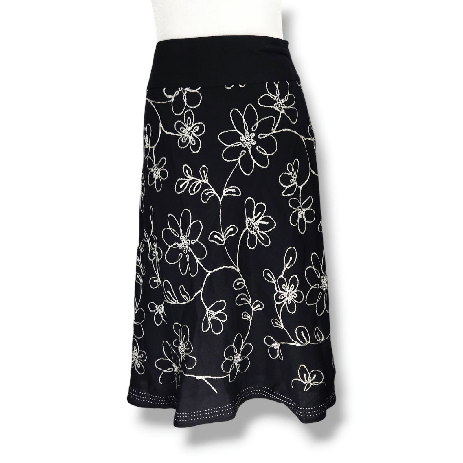 Other EUC Tweeds Flower Embroidery Flare Skirt Sz. 8 Black White Size 30" / US 8 / IT 44 - 2 Thumbnail