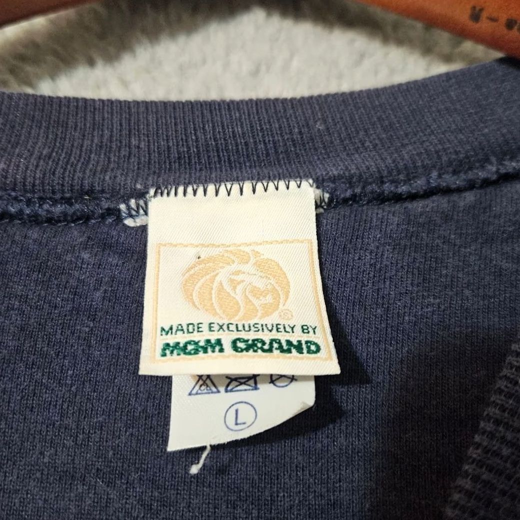 Vintage VINTAGE 1993 MGM Grand Las Vegas Navy Blue Crewneck Men's Large Size US L / EU 52-54 / 3 - 4 Thumbnail
