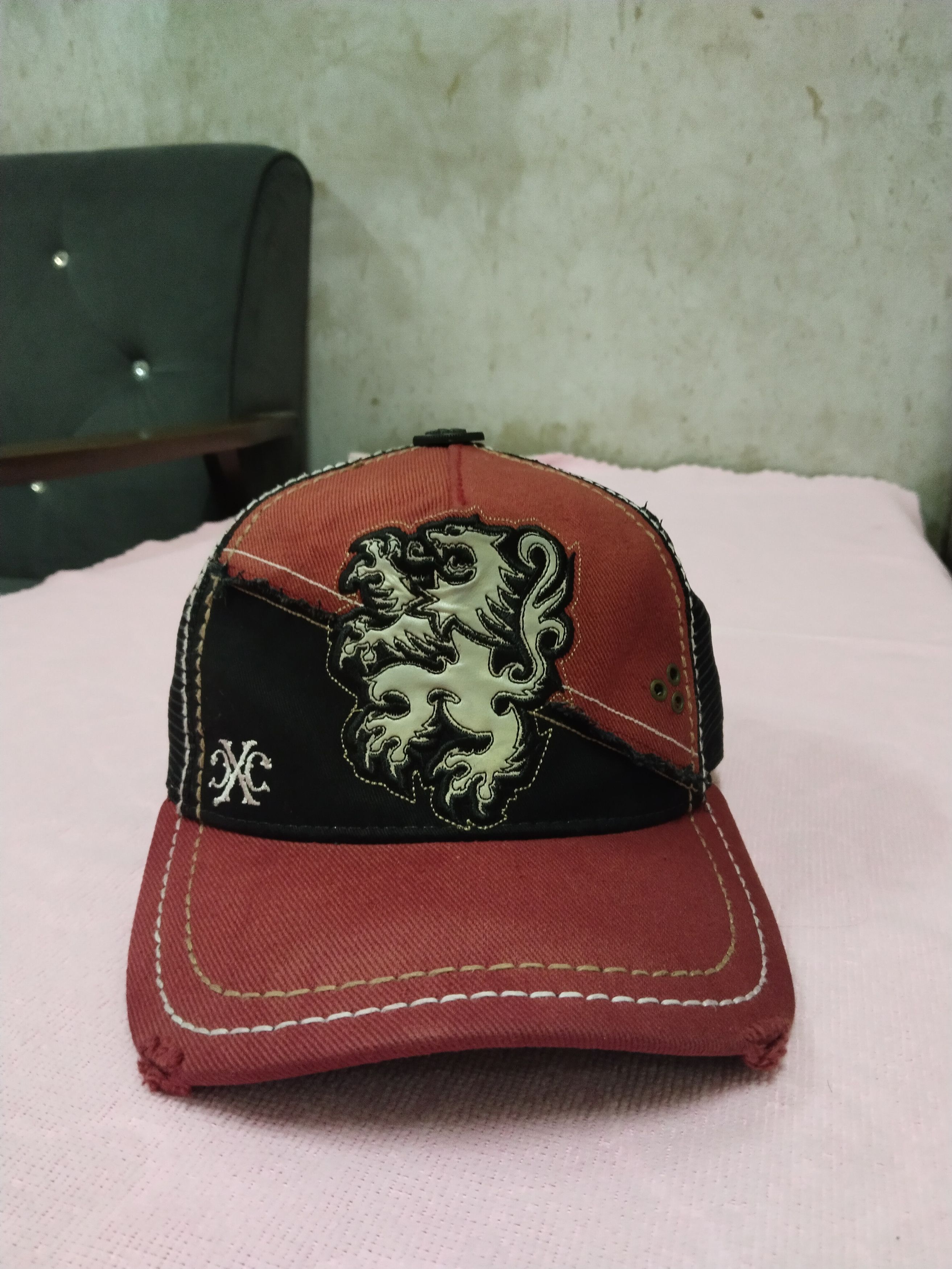 Japanese Brand XTREME COUTURE CXC AFFLICTION DISTRESSED TRUCKER HAT Size ONE SIZE - 1 Thumbnail