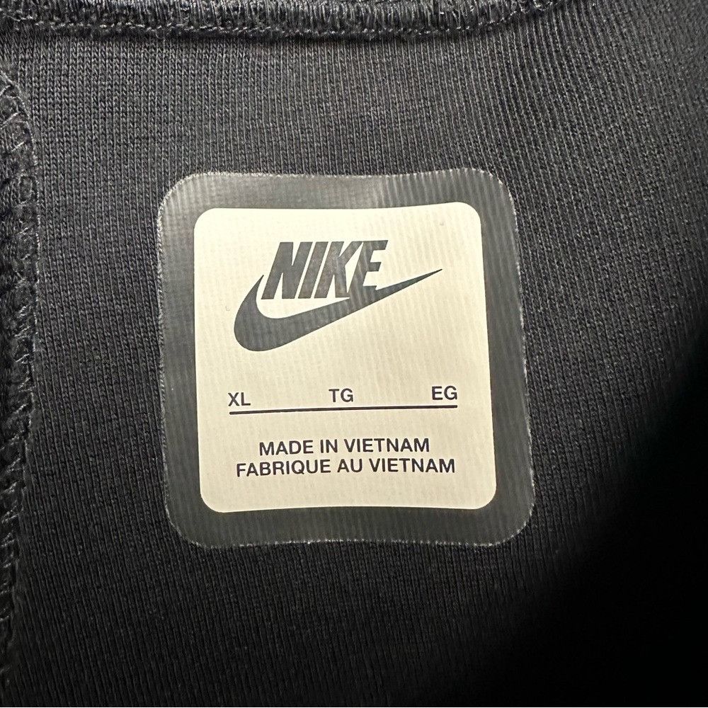 Nike Nike Women's Tech Fleece High Waisted 3” Pleated Shorts NWT Size 38" / US 16 / IT 52 - 13 Thumbnail