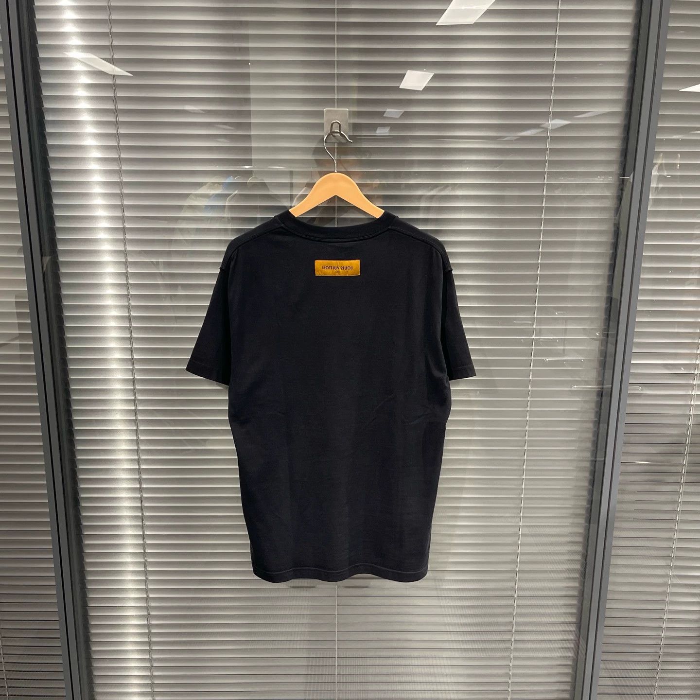 Louis Vuitton LV Black Embossed Logo M T-shirt Size US M / EU 48-50 / 2 - 2 Thumbnail