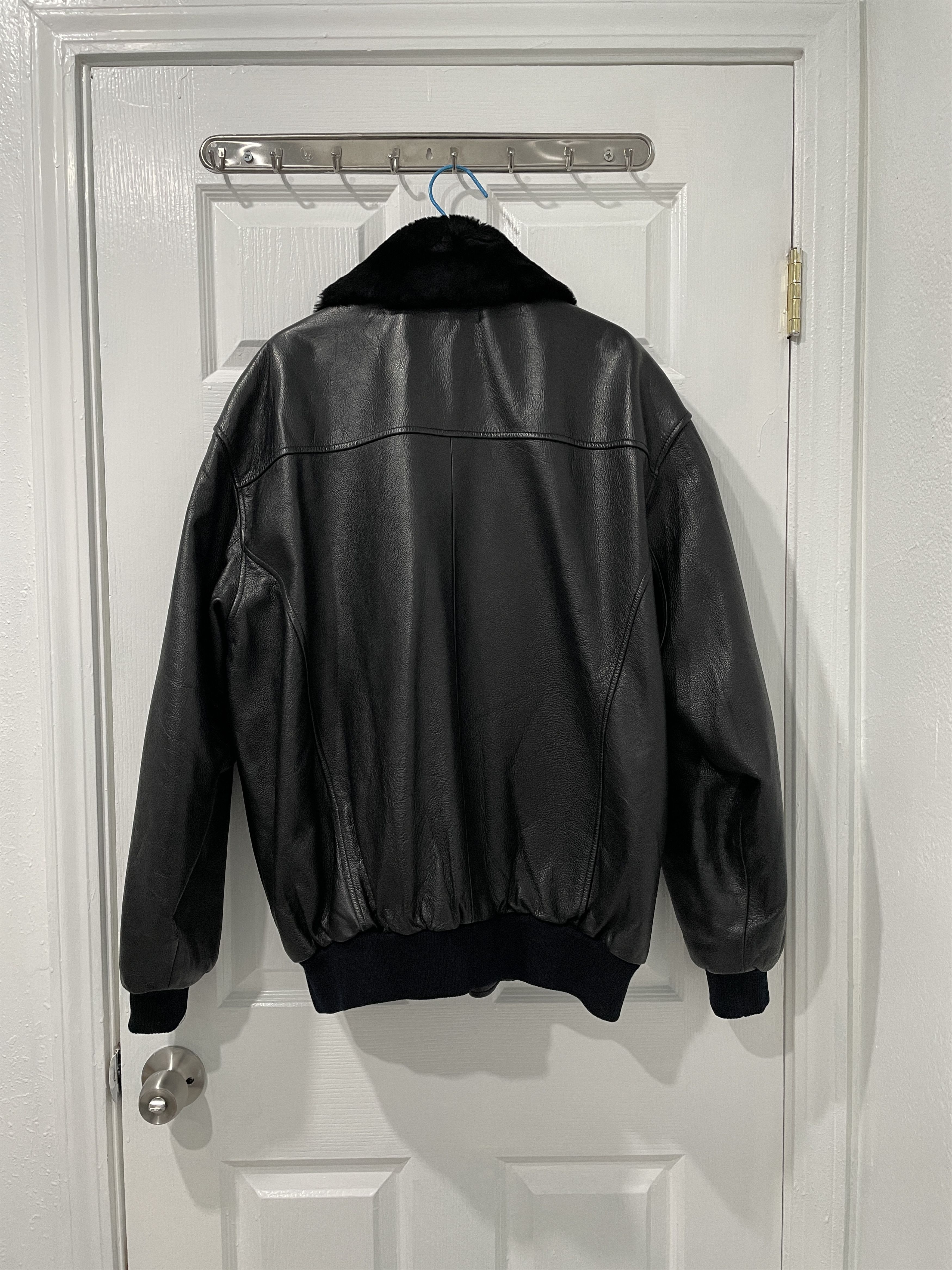 Vintage Vintage Black Leather Bomber with Fur Collar Size US L / EU 52-54 / 3 - 2 Thumbnail