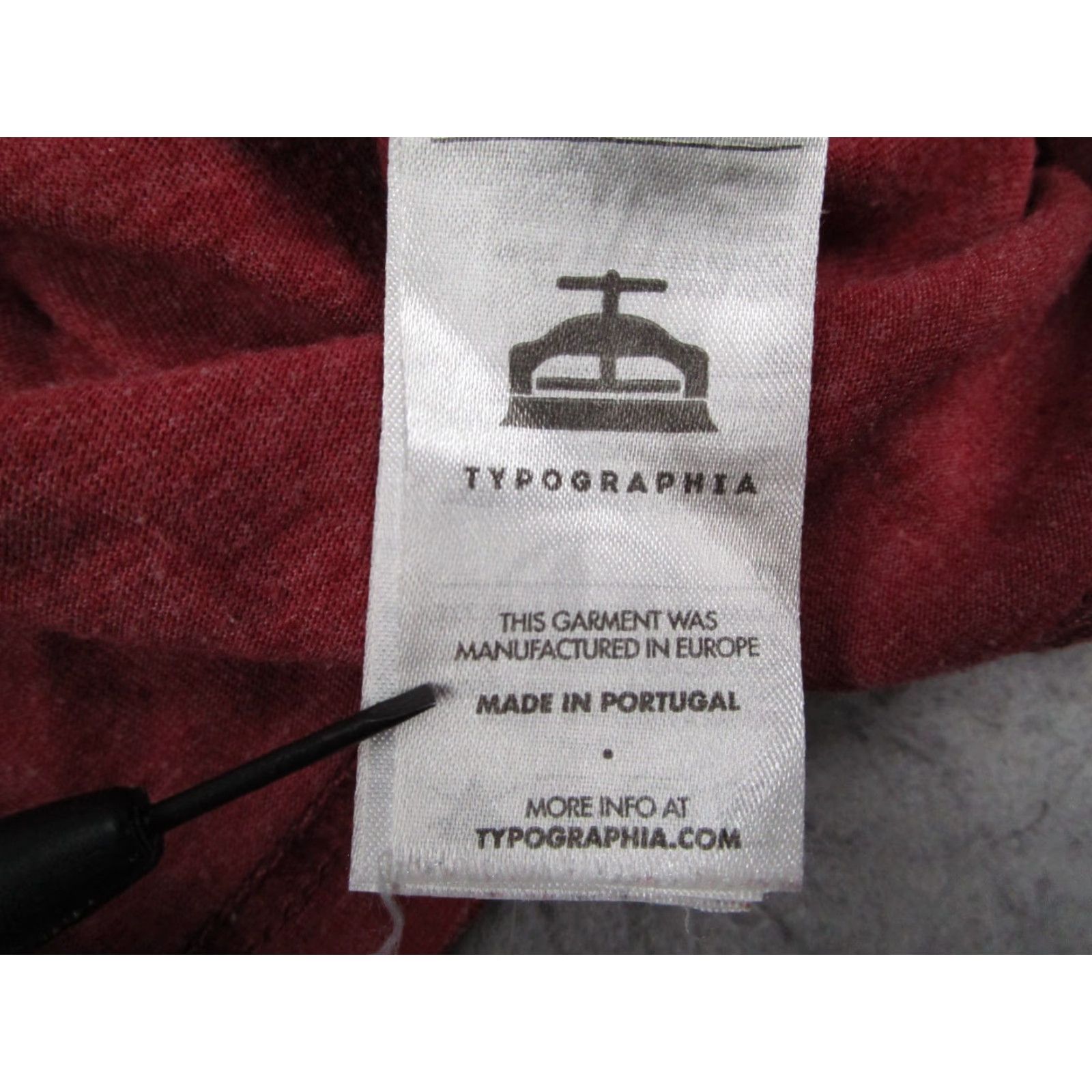 Vintage TYPOGRAPHIA Men's Medium Red Short Sleeve Crew Neck Shirt - Camera Graphic Tee - Classic Retro - Made in Portugal Size US M / EU 48-50 / 2 - 5 Thumbnail