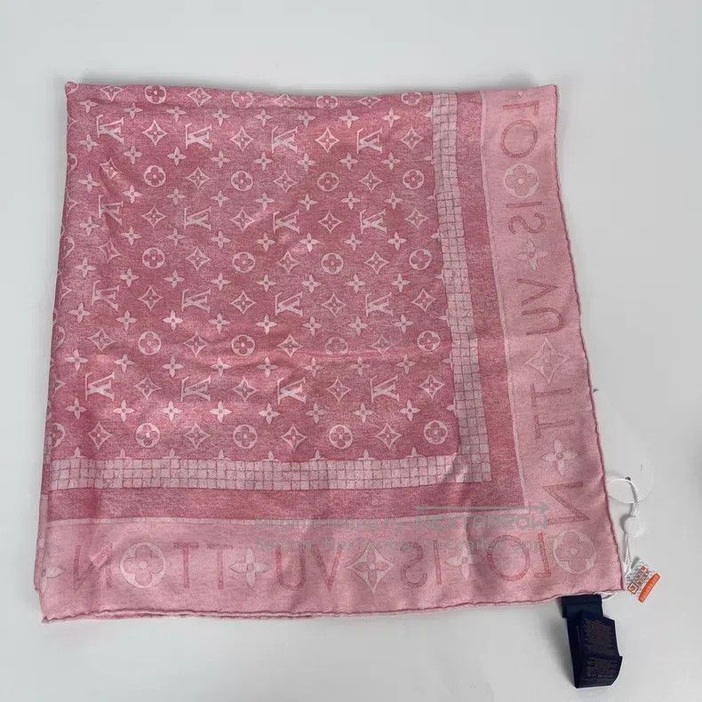 Louis Vuitton Louis Vuitton Pink and white printed mulberry silk scarf Size ONE SIZE - 2 Thumbnail