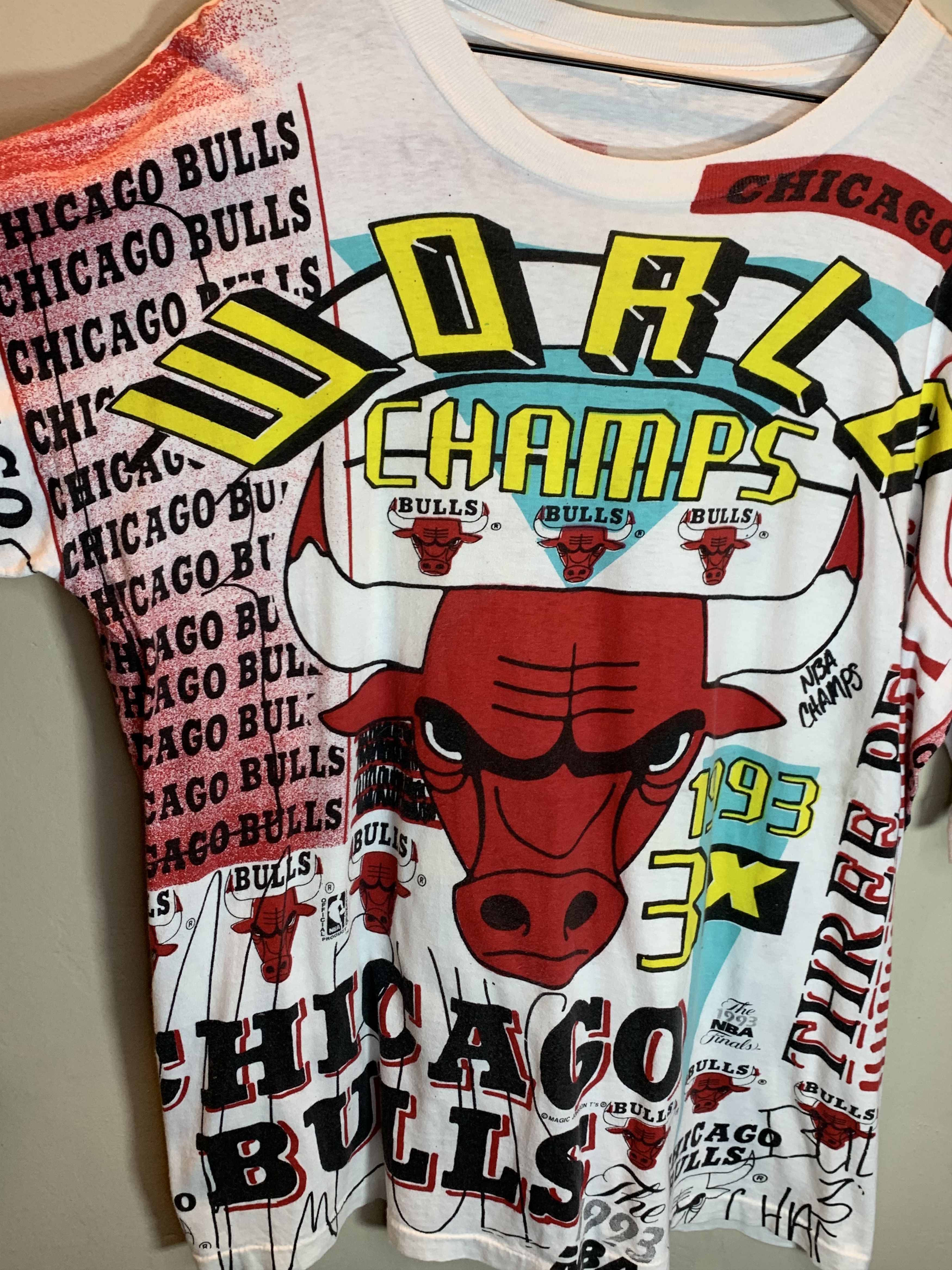 Vintage *RARE* Vintage 90s Chicago Bulls AOP NBA Magic Johnson Shirt Size US XL / EU 56 / 4 - 3 Thumbnail