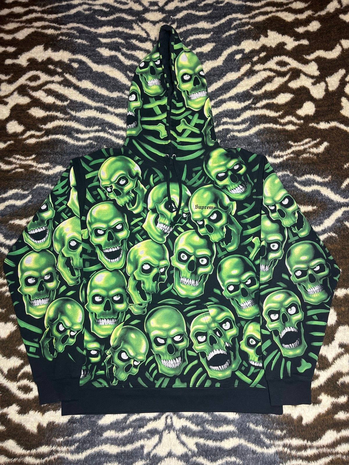 Pre-owned Supreme Green Skull Pile Glow Pullover Hoodie Xl