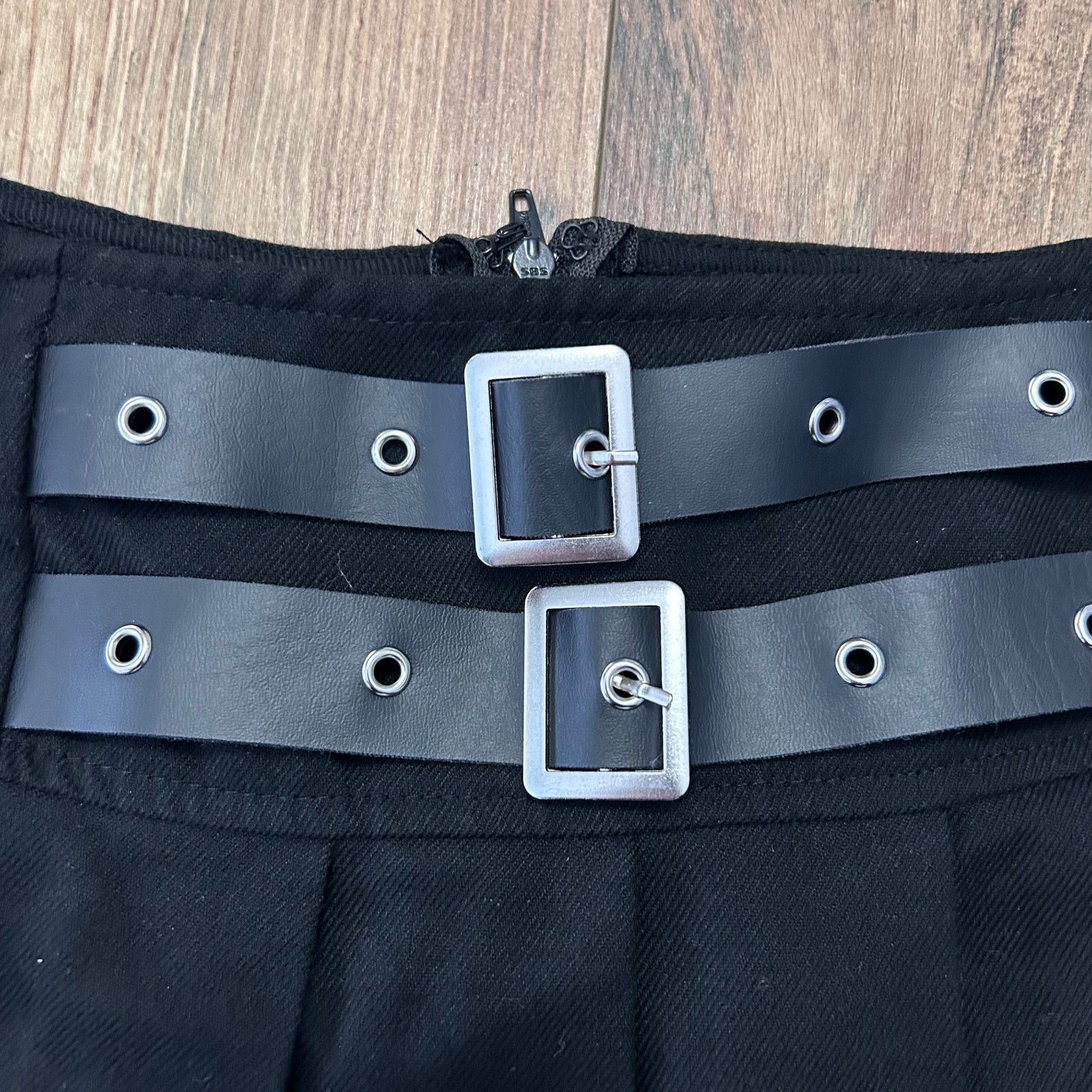 Vintage Y2K Gothic Black Pleated Mini Skirt Faux Leather Belt XS Size 25" / US 0 / IT 36 - 2 Thumbnail