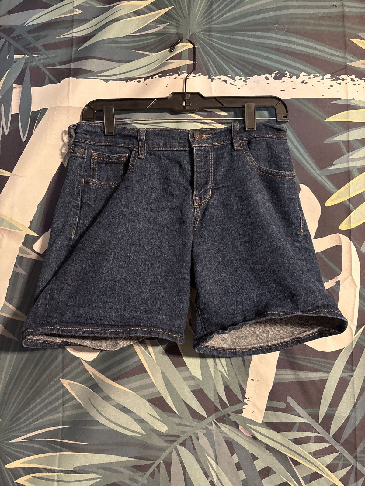 Other Ladies size 2 shorts. Unknown brand. Size 28" / US 6 / IT 42 - 3 Thumbnail
