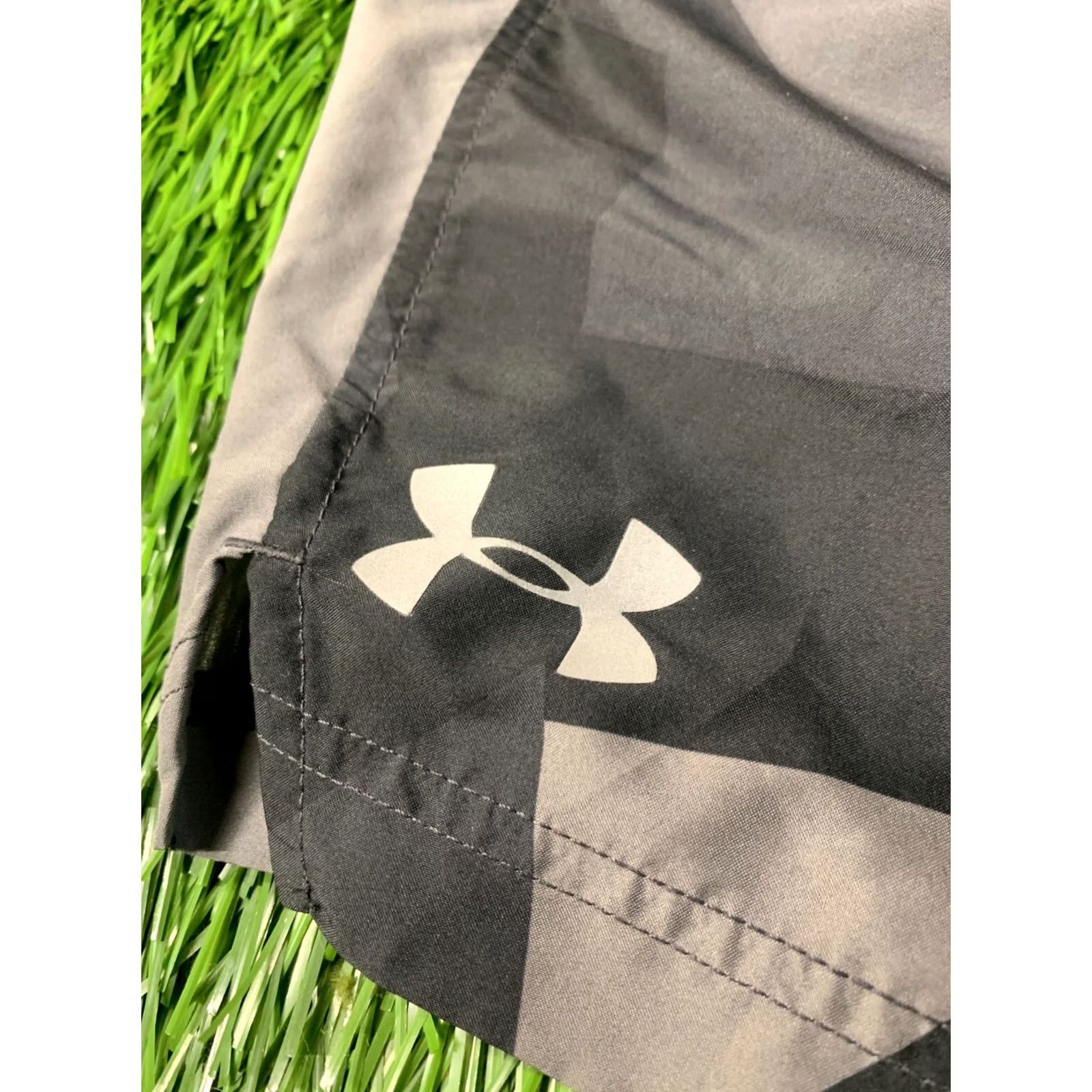 Under Armour Under Armour HeatGear ORIGINAL Training Shorts Mens S Black and Gray 1272870 Size US 29 - 2 Thumbnail
