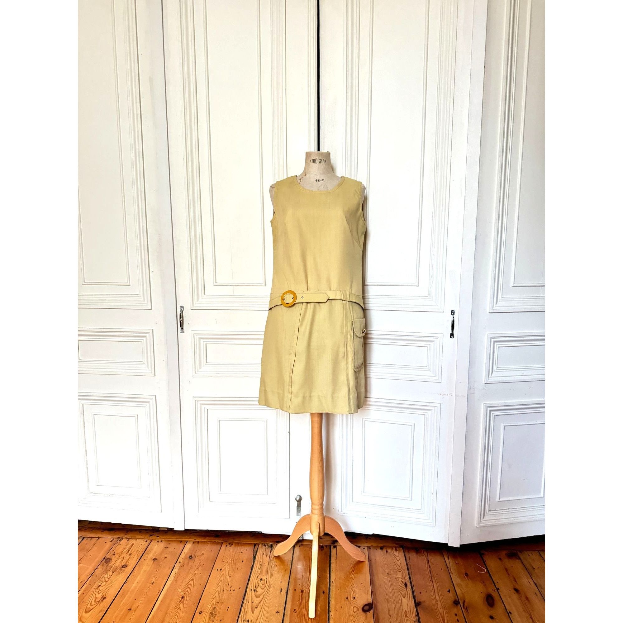 Courreges 1960s Elegant Beige Belted Dress Size M / US 6-8 / IT 42-44 - 1 Thumbnail