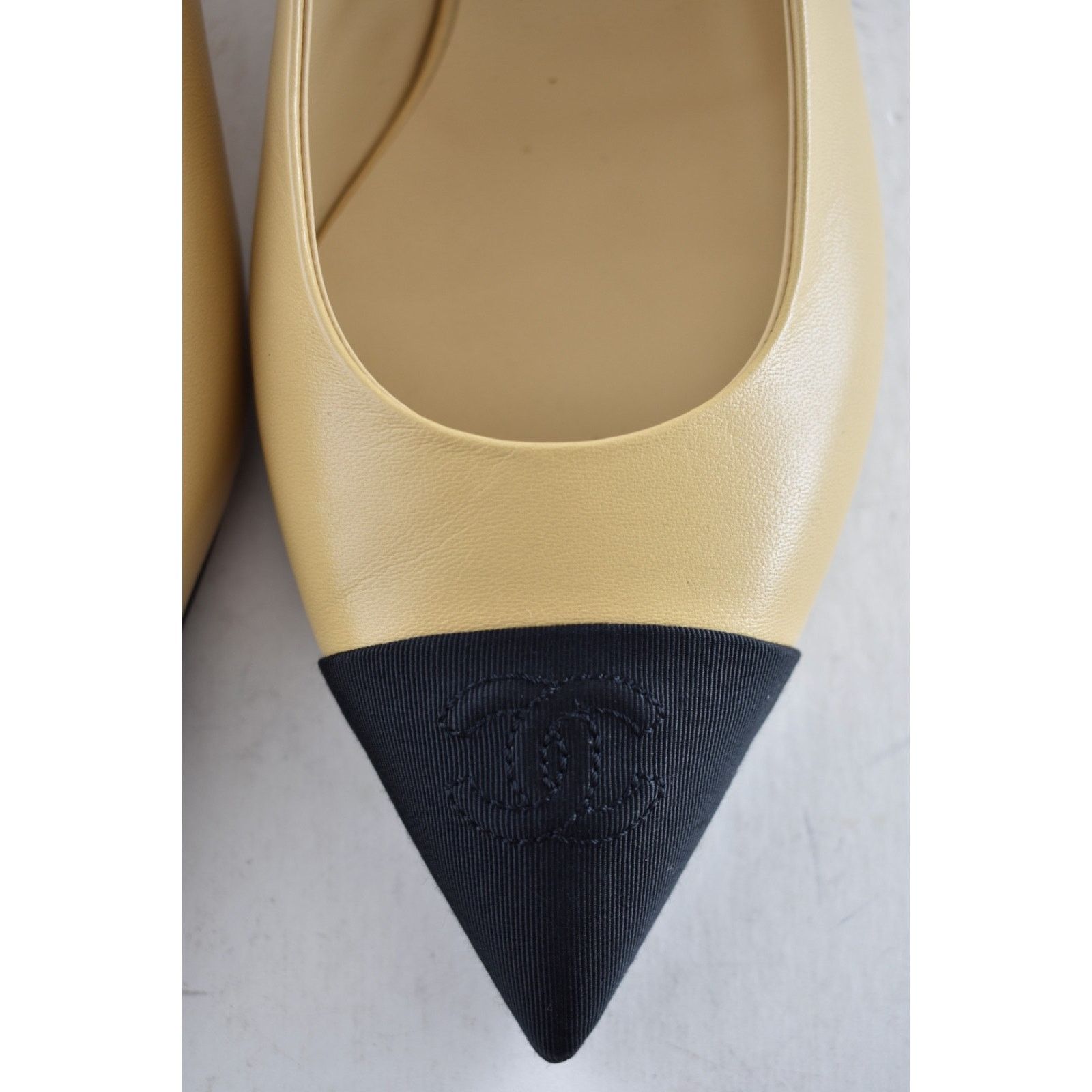 Chanel Chanel 24A Beige Leather Black CC Logo Slingback Flat 37 Size US 6 / IT 36 - 11 Thumbnail