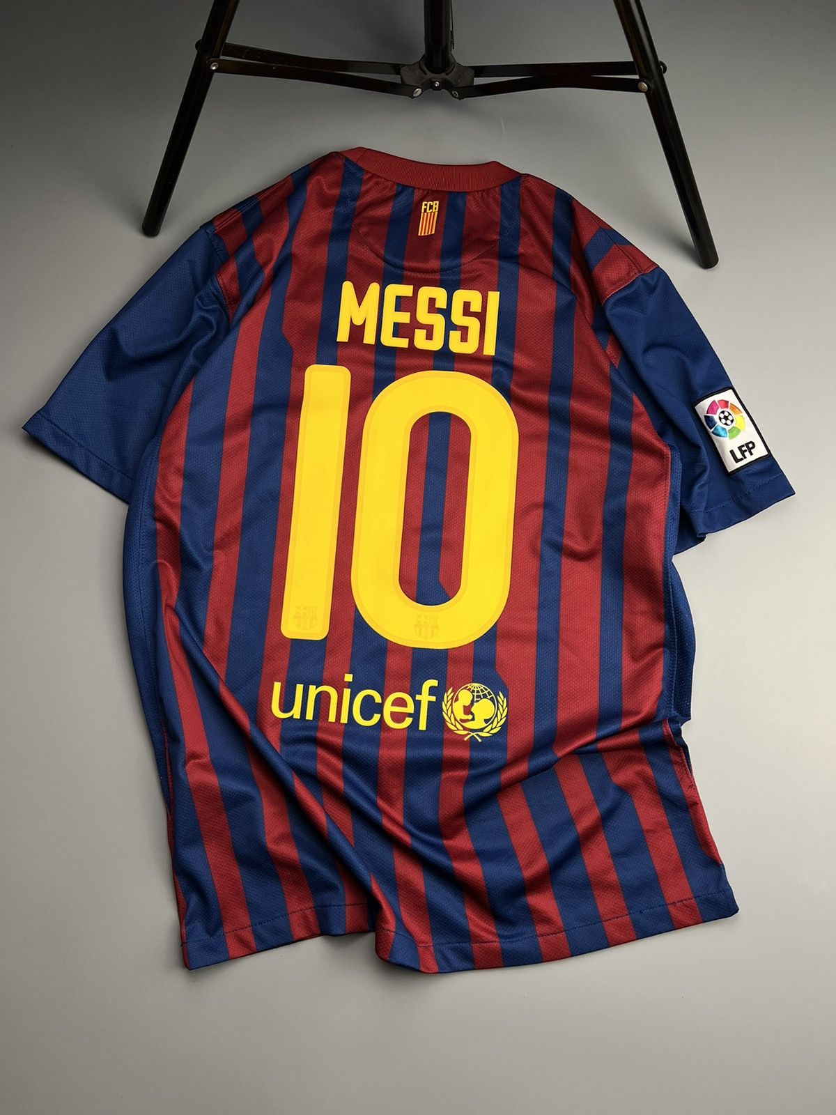 image of F C Barcelona x Jersey Fc Barcelona(Messi)2011-12 Home Kit T-Shirt Jersey in Blue Red (Size Medium)