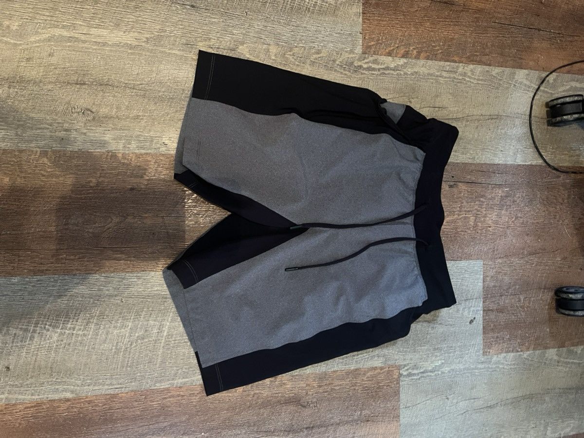 Lululemon Lululemon Men's Athletic Shorts Gray Black M Polyester Size US 30 / EU 46 - 1 Thumbnail