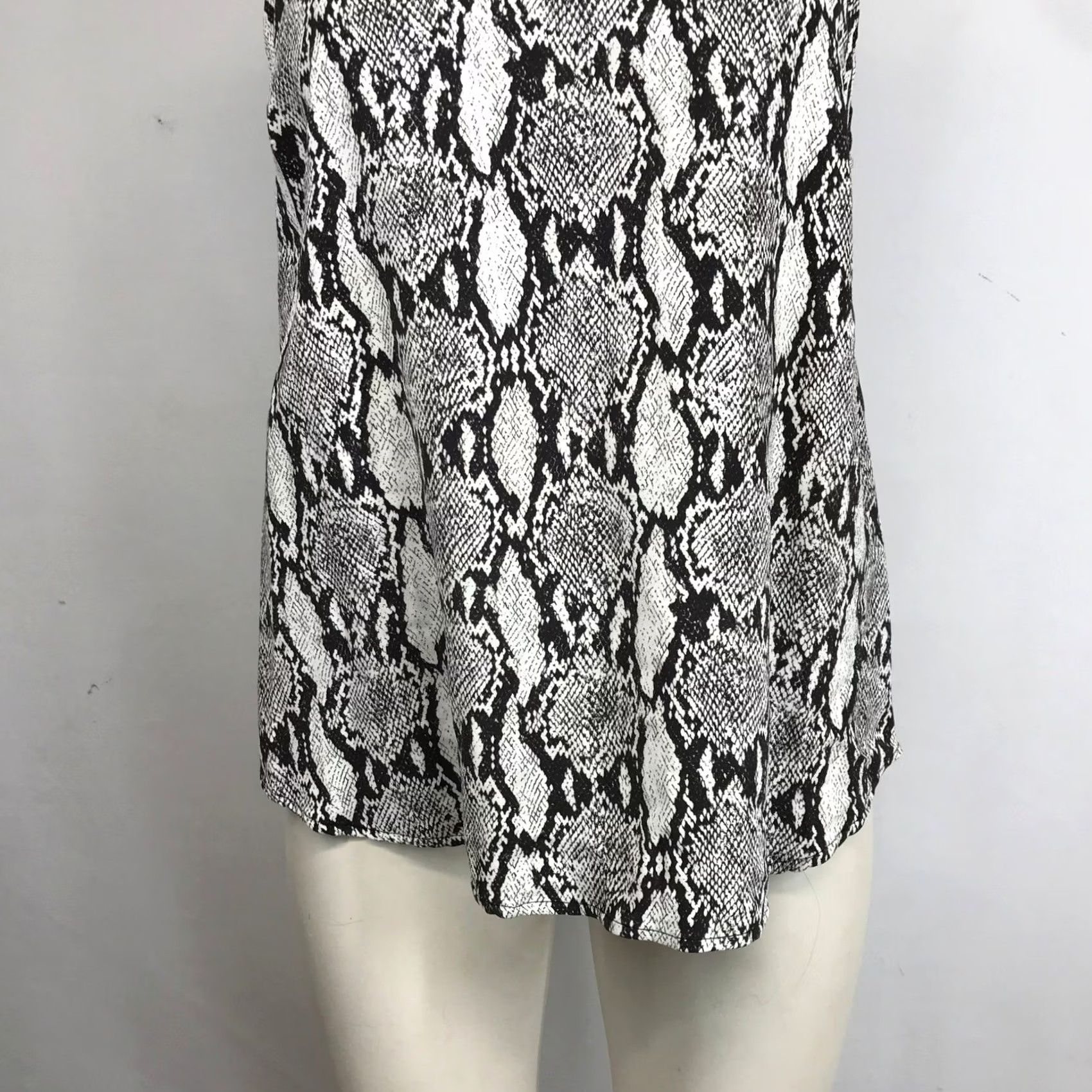 Vintage ALC Snake Print Tank Top Women Size 10 - Sleek Black Stylish Size L / US 10 / IT 46 - 3 Thumbnail