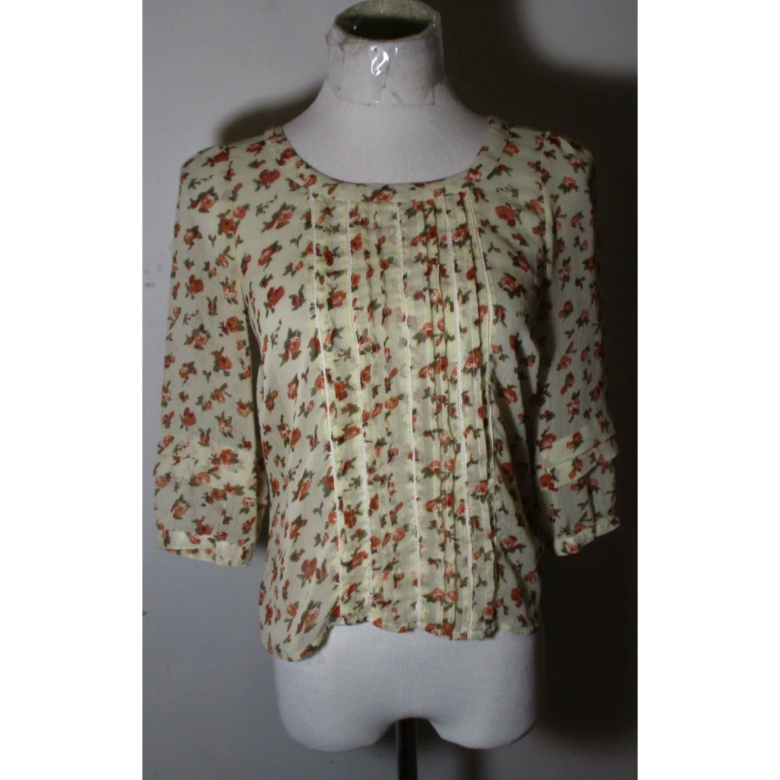 Vintage VINTAGE Elana Solano Beige Floral 3/4 Sleeve Top S Woman Blouse Knit Polyester Size S Waist Length 3/4 Sleeve Floral Mens? Size S / US 4 / IT 40 - 2 Thumbnail