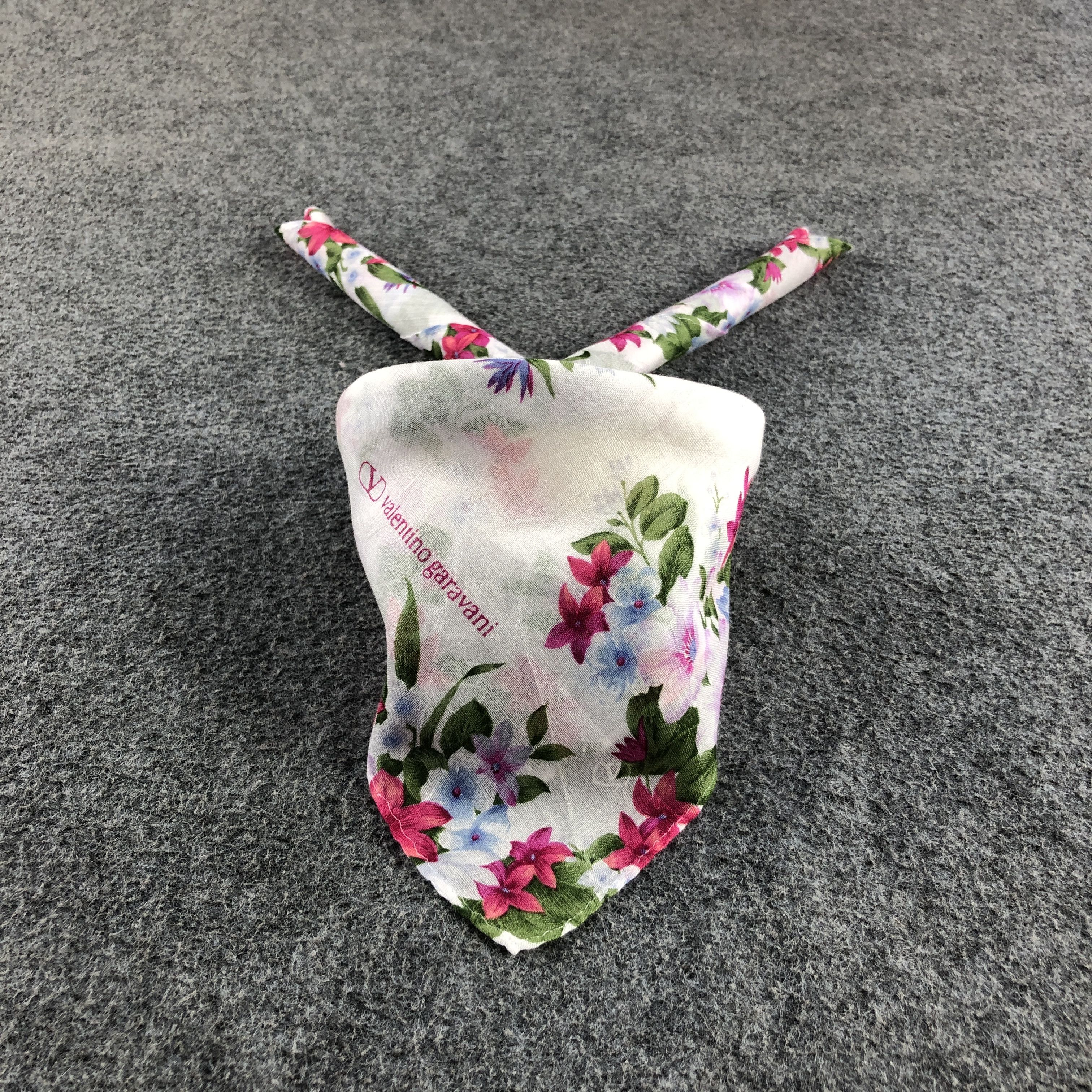 Vintage ValenTINO GarAVANI Handkerchief Neckerchief Bandana H2661 Size ONE SIZE - 1 Thumbnail