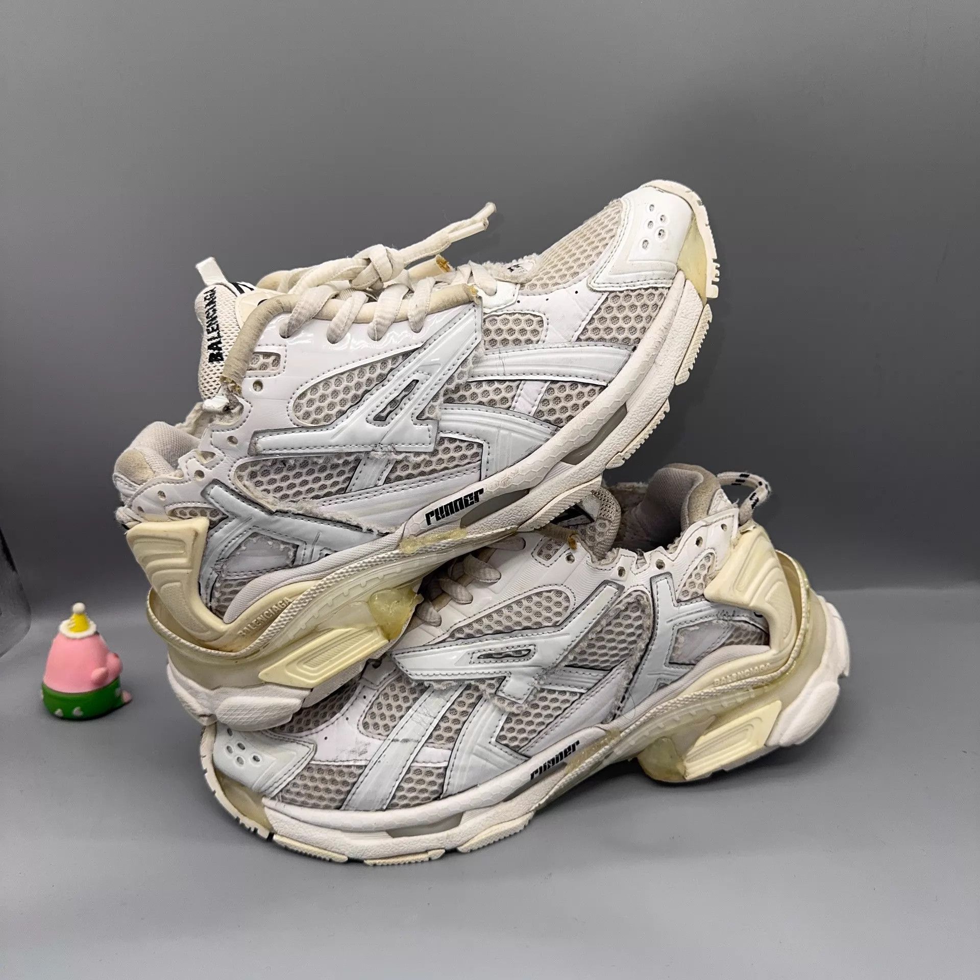 Balenciaga Balenciaga Runner White Distressed Sneakers Size US 9 / EU 42 - 5 Thumbnail