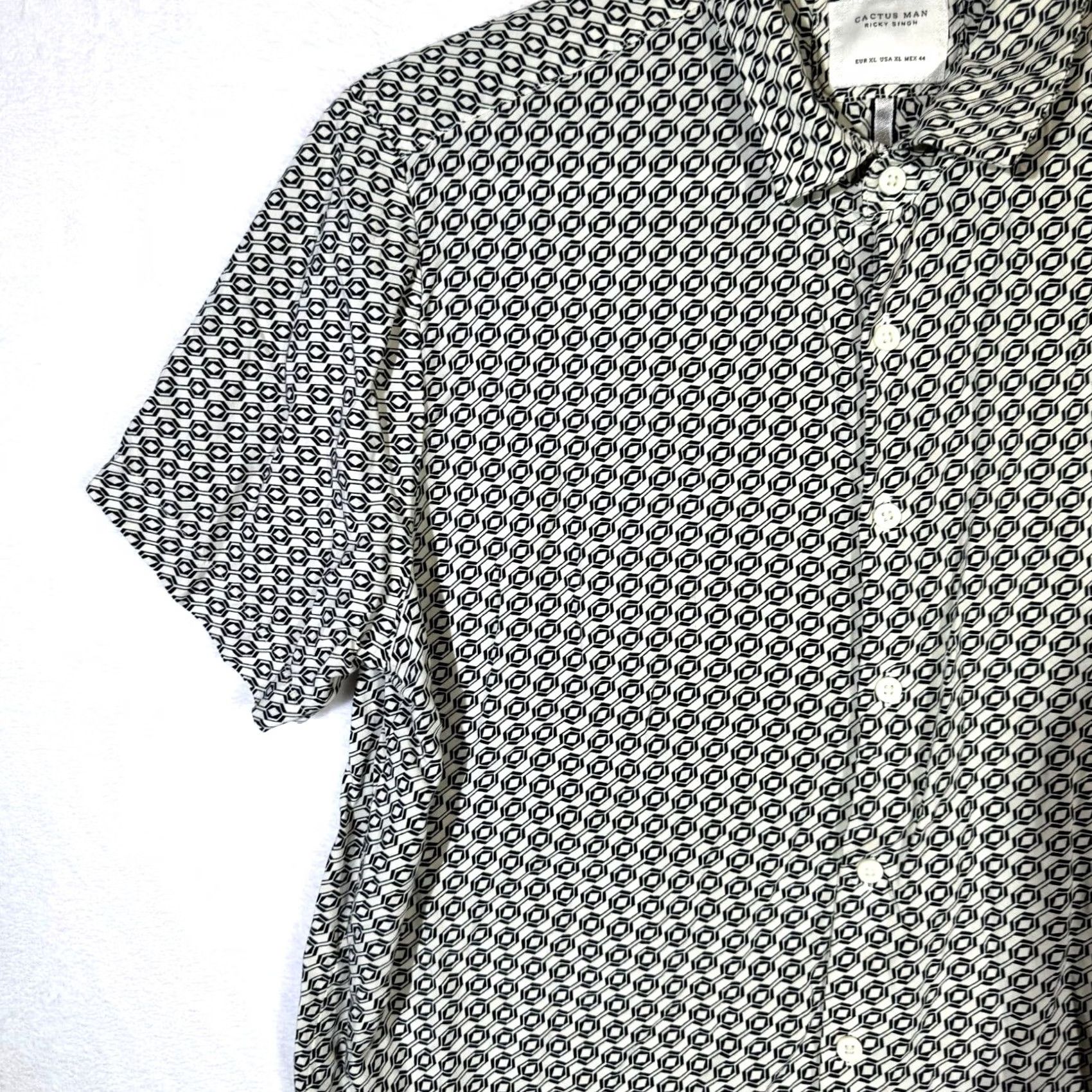 Vintage Cactus Man Shirt XL Cream Geometric Print Short Sleeve Viscose Button-Up Mens Slim Fit 30in 44in Chest Size US XL / EU 56 / 4 - 4 Thumbnail