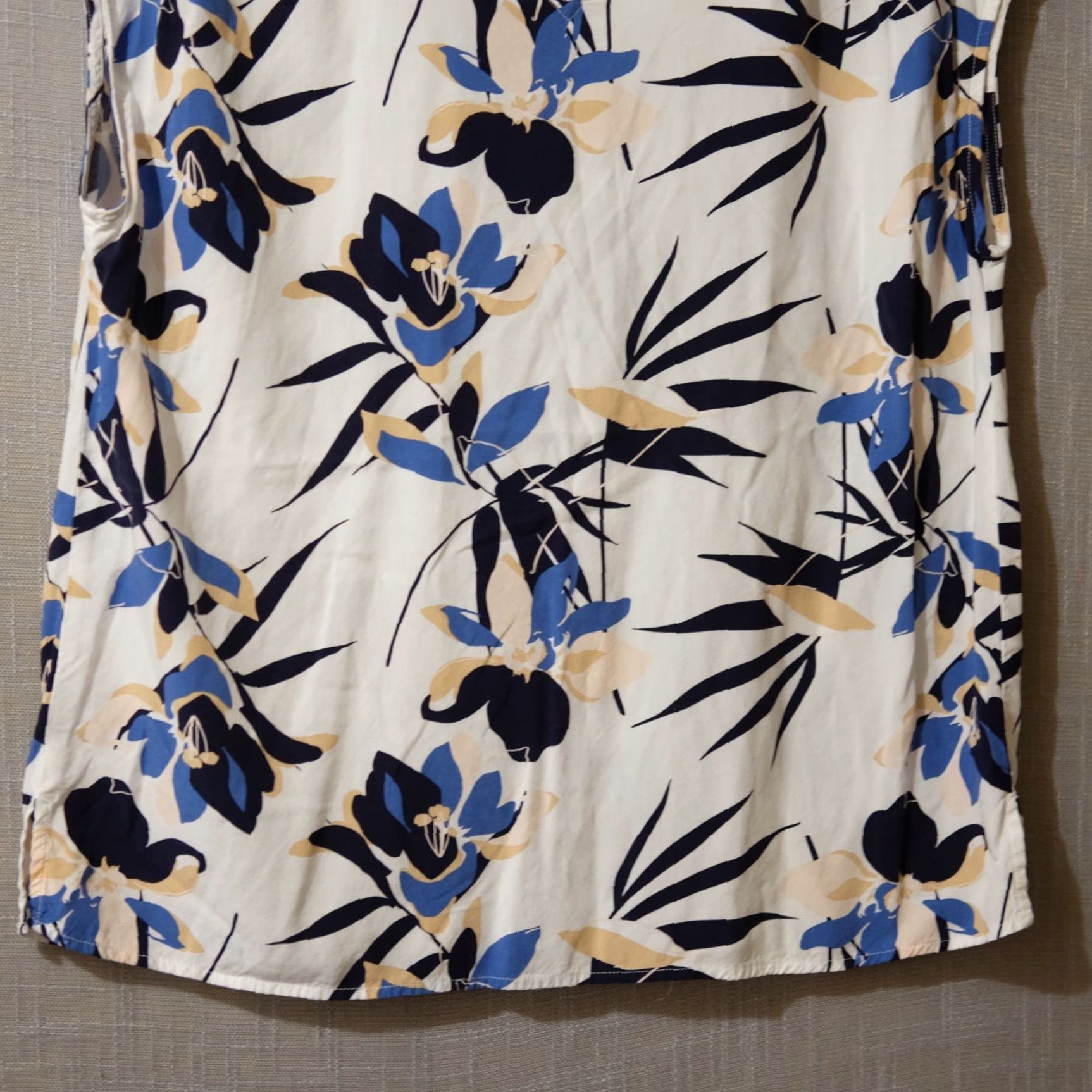 Liz Claiborne Liz Claiborne Floral Sleeveless Blouse Womens L 100% Rayon White/Blue/Mustard Casual V-Neck Pullover Regular Shirt Mens? Size L / US 10 / IT 46 - 3 Thumbnail
