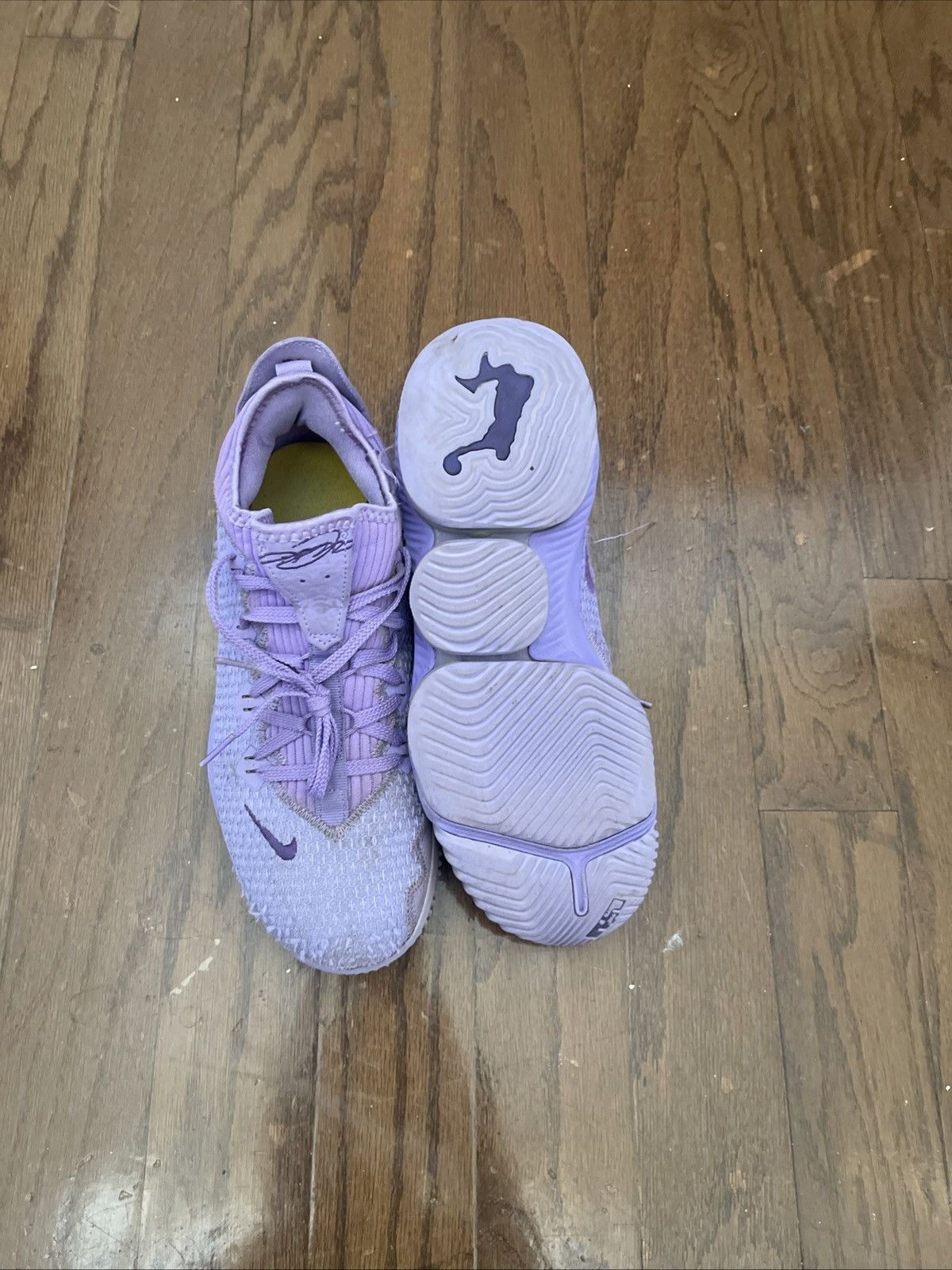 Other Nike LeBron 16 Low Atomic Purple Size US 9 / EU 42 - 1 Thumbnail