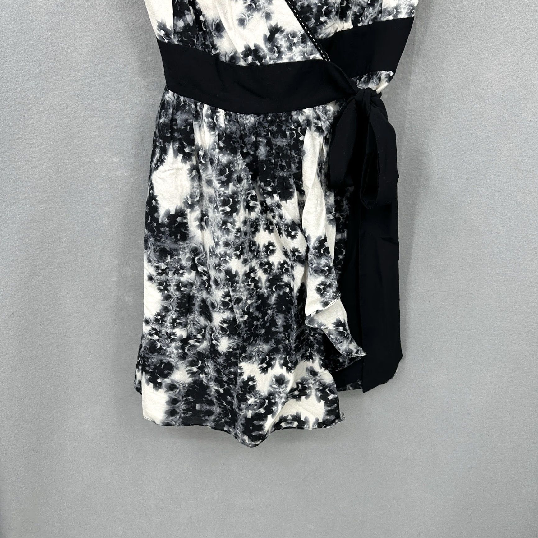 Ted Baker Ted Baker Wrap Dress Womens M Medium Black Floral V-Neck Tie Waist Knee Length Sleeveless Fit & Flare Casual Wedding Party Size M / US 6-8 / IT 42-44 - 3 Thumbnail