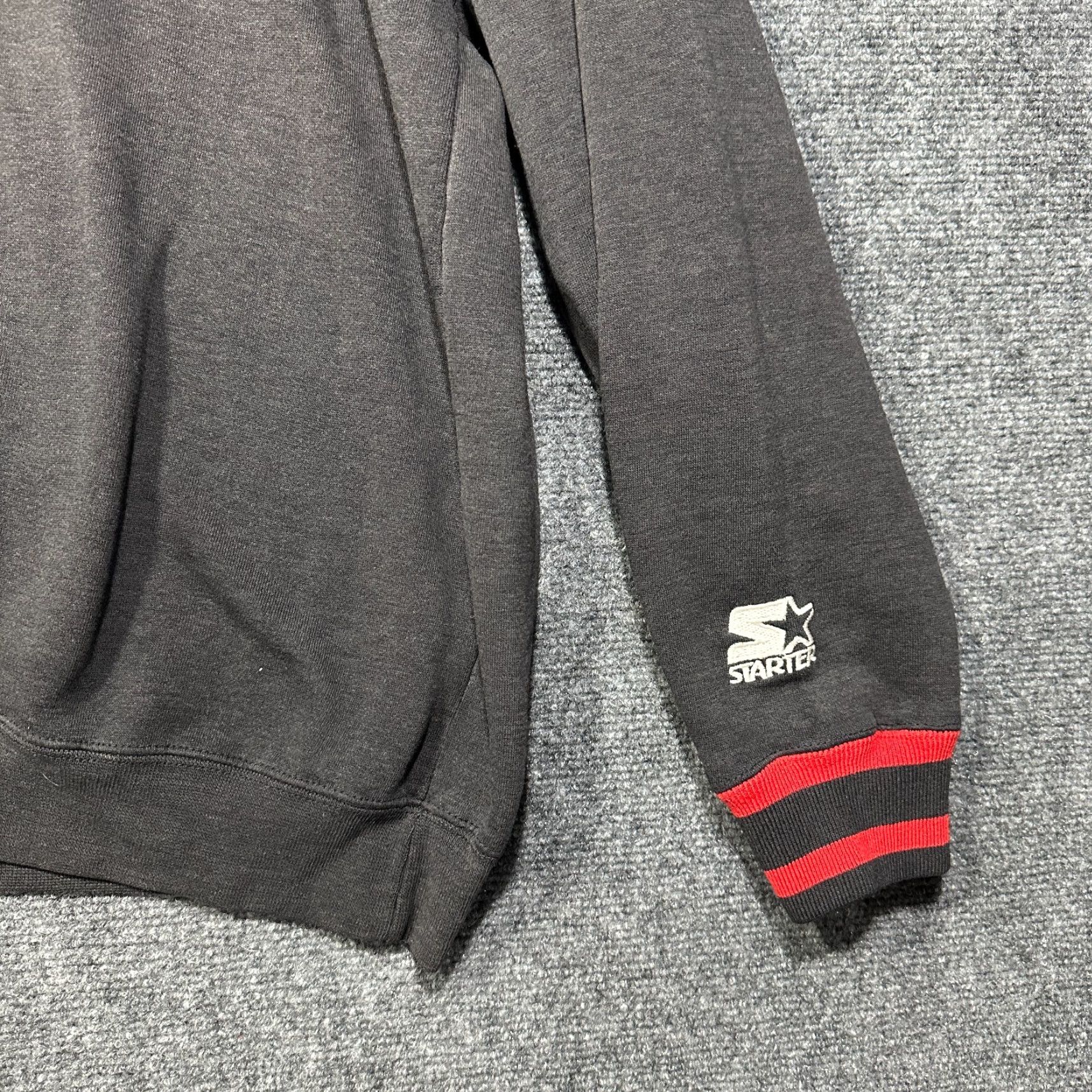 Starter VINTAGE Starter Chicago Bulls Sweatshirt Mens XL Pullover Black Red Crew Neck Long Sleeve Knit Embroidered Logo Pattern Solid Size US XL / EU 56 / 4 - 2 Thumbnail