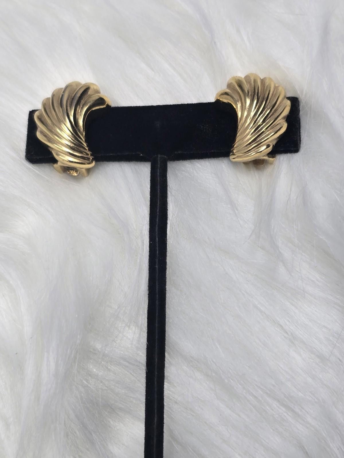 Dior Vintage Chr Dior Gold Shell Clip Earrings Size ONE SIZE - 1 Thumbnail