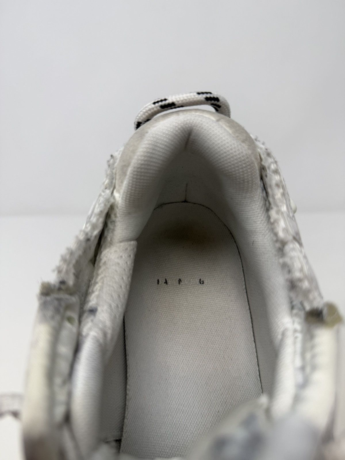 Balenciaga Balenciaga Runner Graffiti Sneaker White Size US 7 / EU 40 - 8 Thumbnail