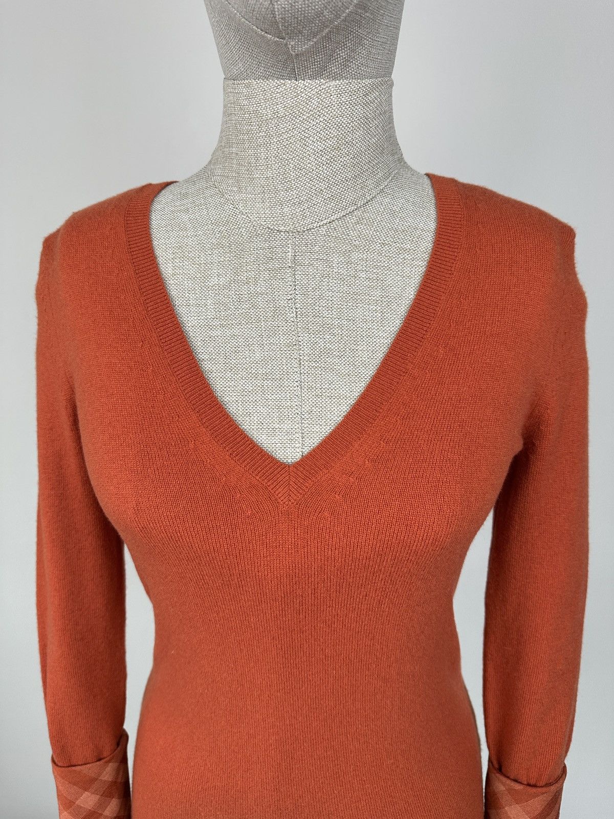 Burberry BURBERRY BRIT 100% Cashmere V-Neck Pulover Sweater Women’s Size XS / US 0-2 / IT 36-38 - 12 Thumbnail