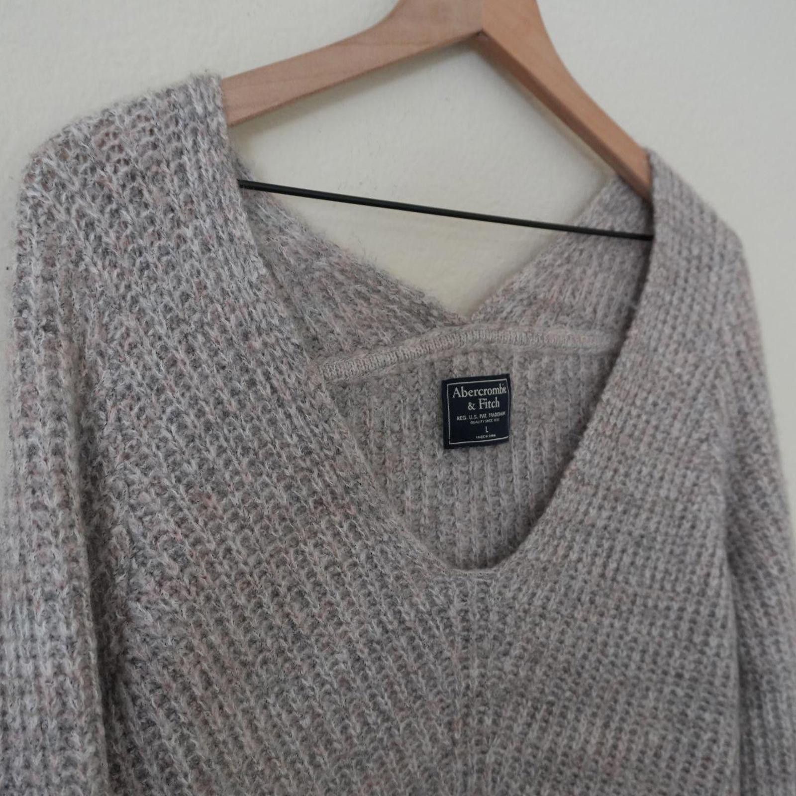 Abercrombie & Fitch Abercrombie & Fitch Sweater Women's L Grey Pink Knit V Neck Size L / US 10 / IT 46 - 5 Thumbnail