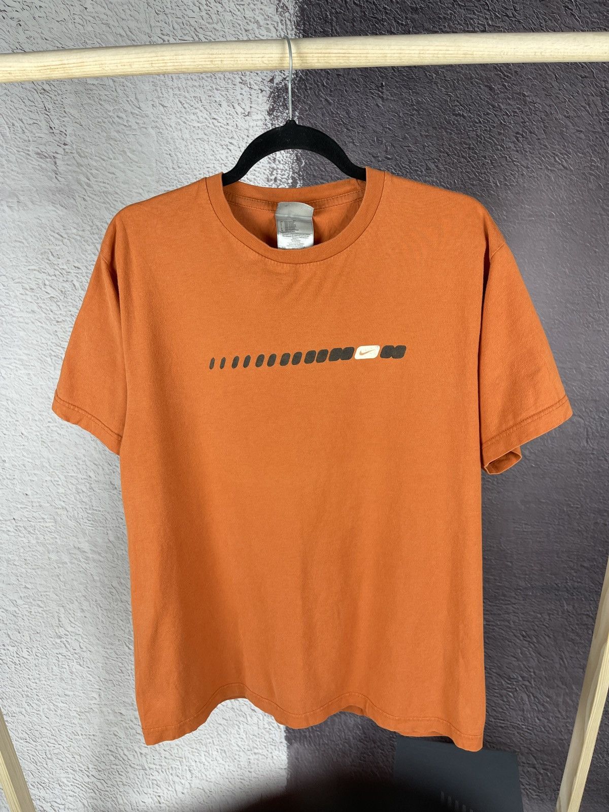 Vintage Nike vintage y2k orange stripe logo swoosh tee shirt Size US M / EU 48-50 / 2 - 2 Thumbnail