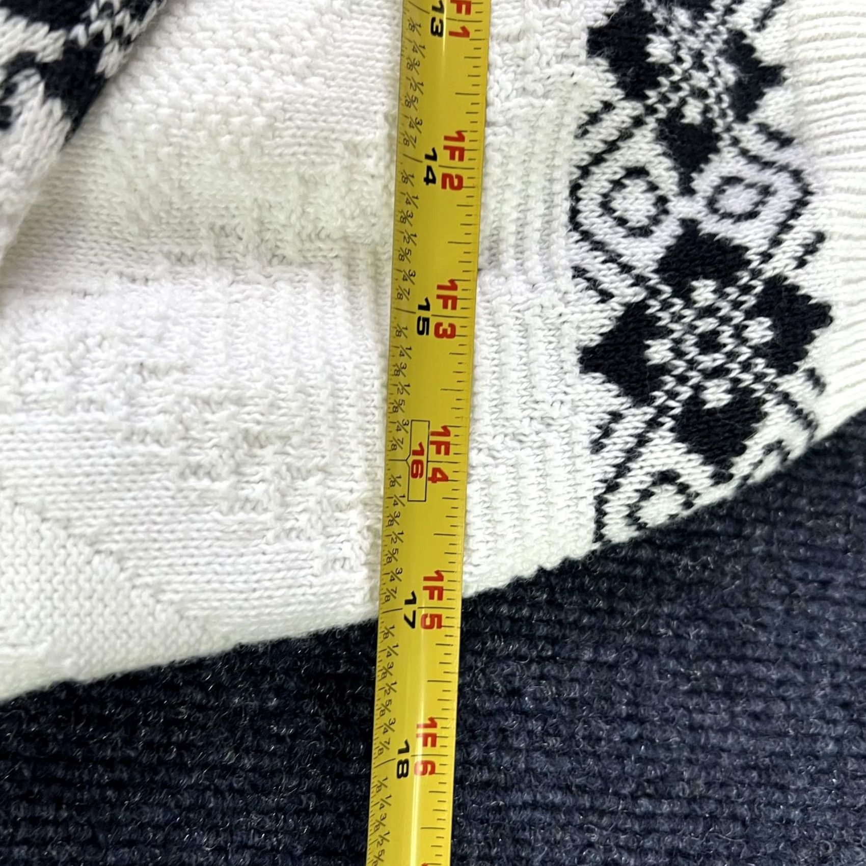 Vintage Isle of Cotton Womens Cardigan Sweater V-Neck White Fair Isle Knit Golf Crest Pocket Buttons Embroidered Vintage USA Medium Size M / US 6-8 / IT 42-44 - 7 Thumbnail