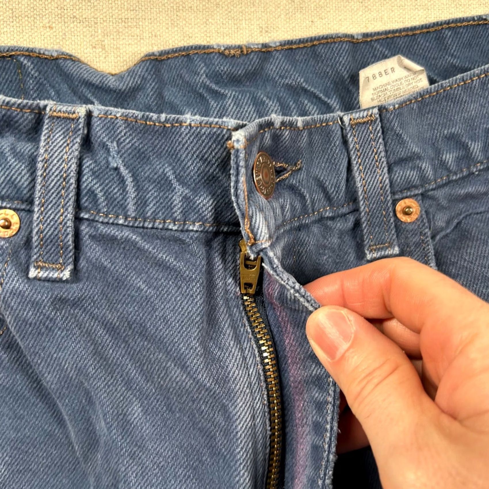 Levi's VINTAGE Levi's 550 Jeans Mens 34x32 Relaxed Fit USA Made Denim Blue 5-Pocket 31 Inseam 90s Style Mens Jeans Size US 34 / EU 50 - 3 Thumbnail