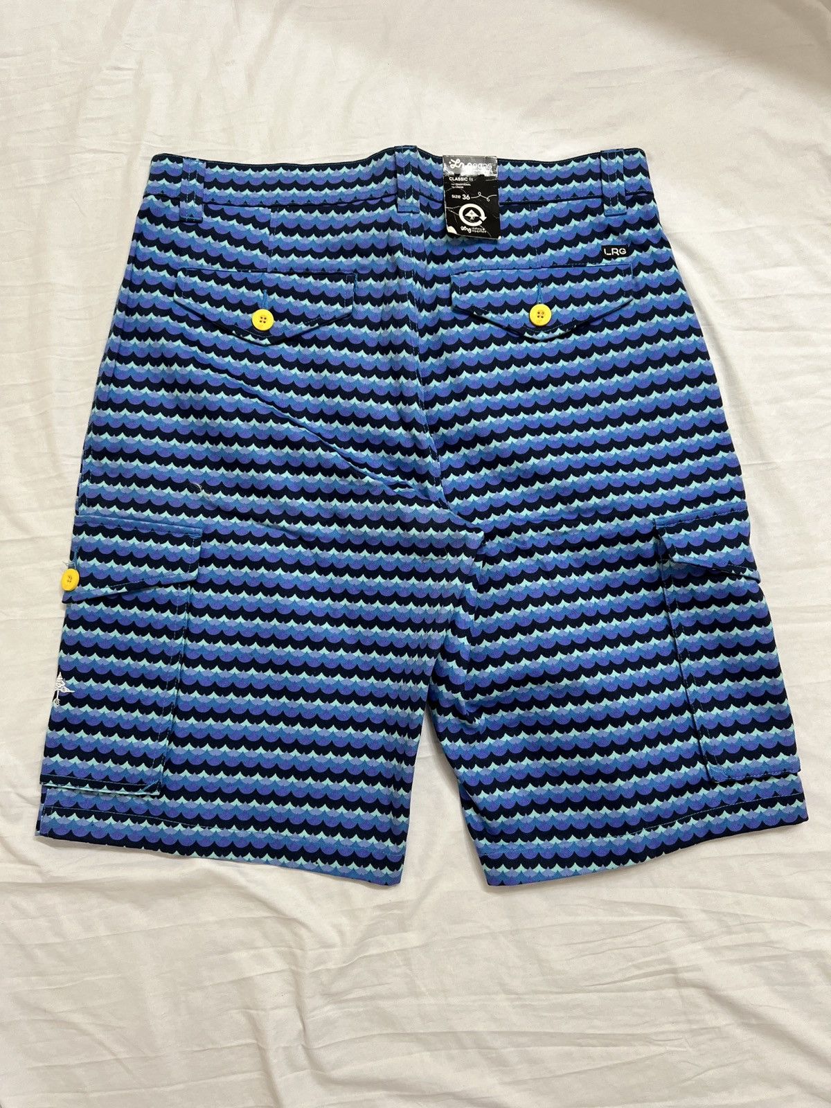 LRG LRG blue wave-print cargo short size 36 classic fit Size US 36 / EU 52 - 5 Thumbnail