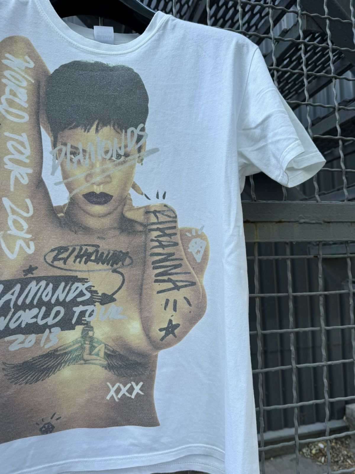 Band Tees Vintage Rihana Diamonds 2013 Tour T shirt Naked Size US M / EU 48-50 / 2 - 8 Thumbnail