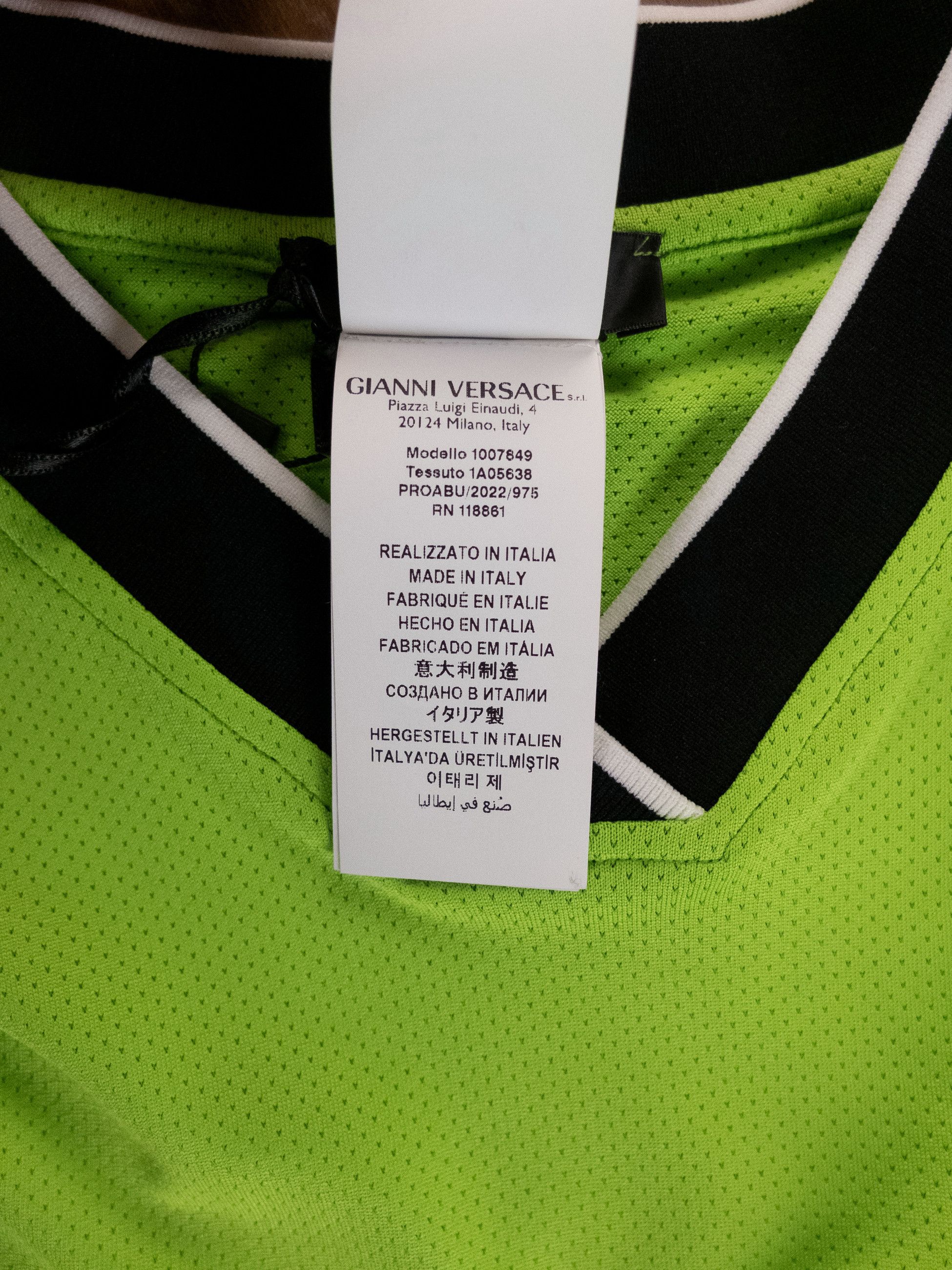 Versace VERSACE green & black La Greca nylon gym t-shirt Medium Size US M / EU 48-50 / 2 - 9 Thumbnail