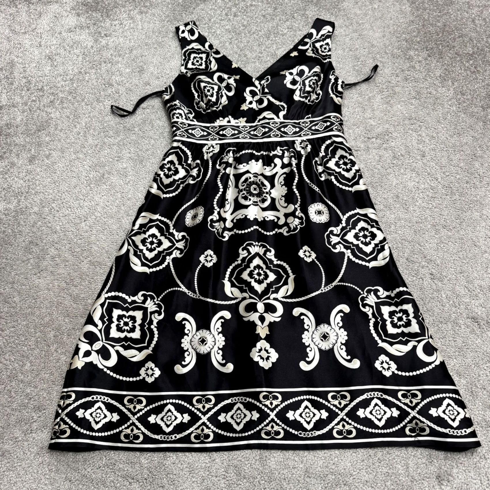 White House Black Market White House Black Market Silk Satin Paisley Damask A-Line Dress 4 Black White Damask Paisley Satin Silk Sleeveless Midi V-Neck Zip Dress Womens 4 XS? Size S / US 4 / IT 40 - 5 Thumbnail