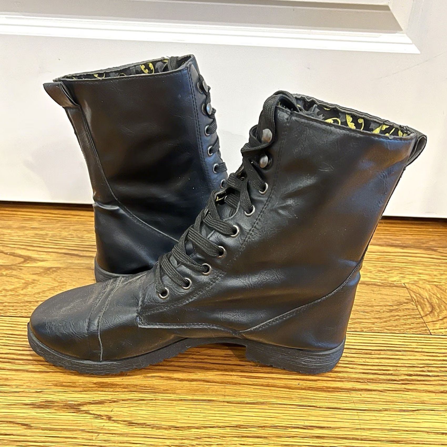 Vintage Batman Emblem Boots Ladies 11 Canvas Lace-Up Ankle Black Yellow Combat Style Shoes Size US 11 / IT 41 - 7 Thumbnail