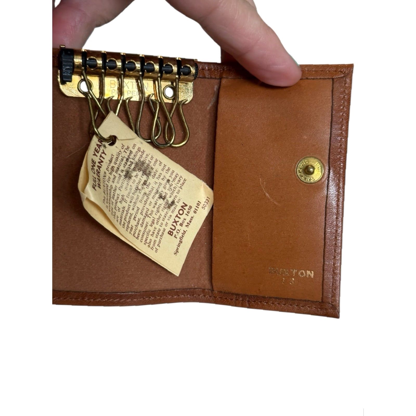 Vintage VINTAGE Buxton Key-Tainer Brown Leather & Gold Tone Case NOS Key Case Unisex S Brown 3.5 x 2.25 accessories Logo Womens/Mens Size ONE SIZE - 6 Thumbnail