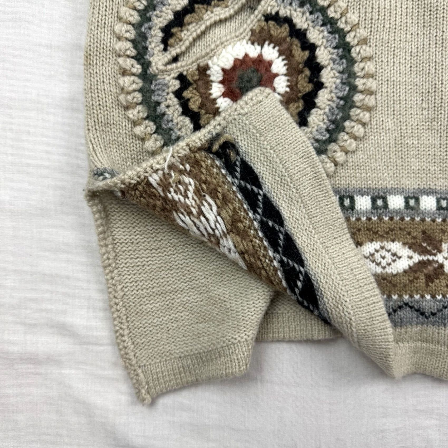 Vintage VINTAGE Dana Scott Sweater Womens Medium Fall Geometric Knit Pockets Flowers 90s Y2K Beige Pullover L/S V-Neck Size M / US 6-8 / IT 42-44 - 7 Thumbnail