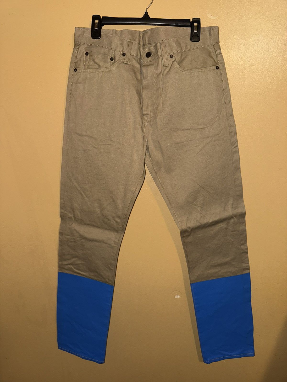 Levi's Levi’s khaki with royal blue color block legs nwot32/32 rare Size US 32 / EU 48 - 1 Thumbnail